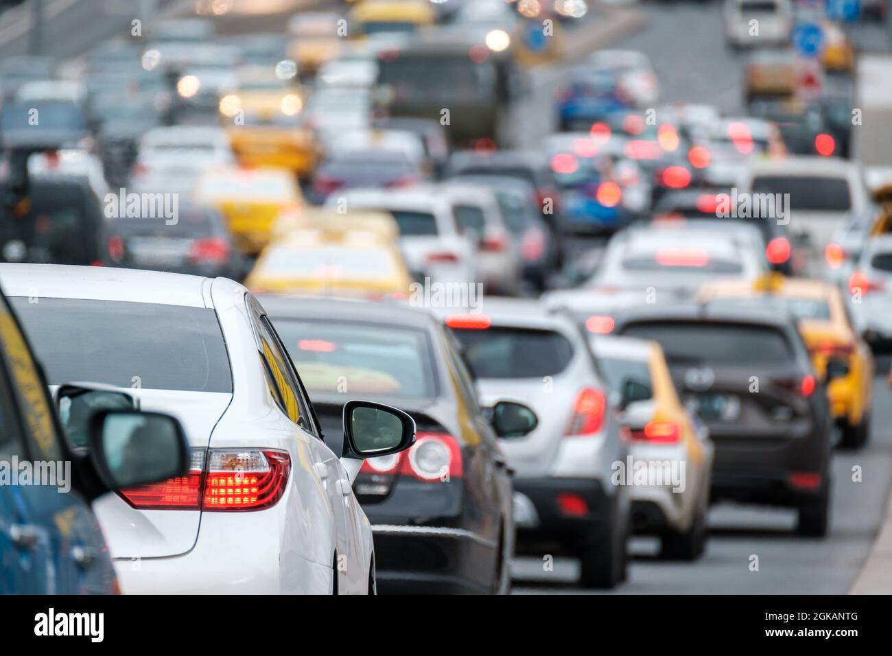 Traffico su una strada a più corsie nel grande centro della città Foto Stock