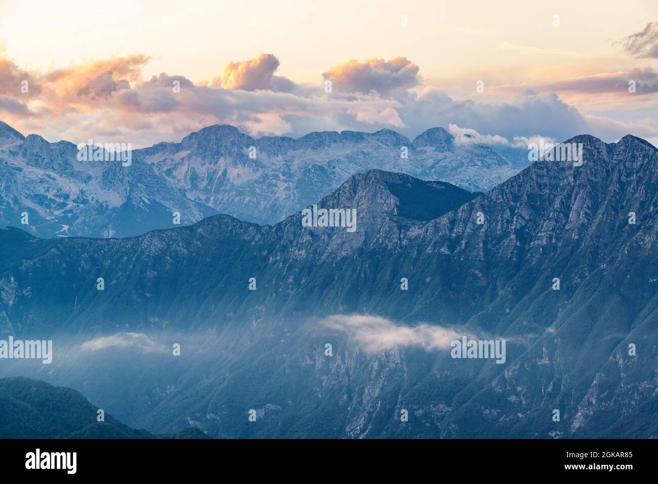 Catena montuosa rocciosa e spettacolari nuvole al tramonto Foto Stock