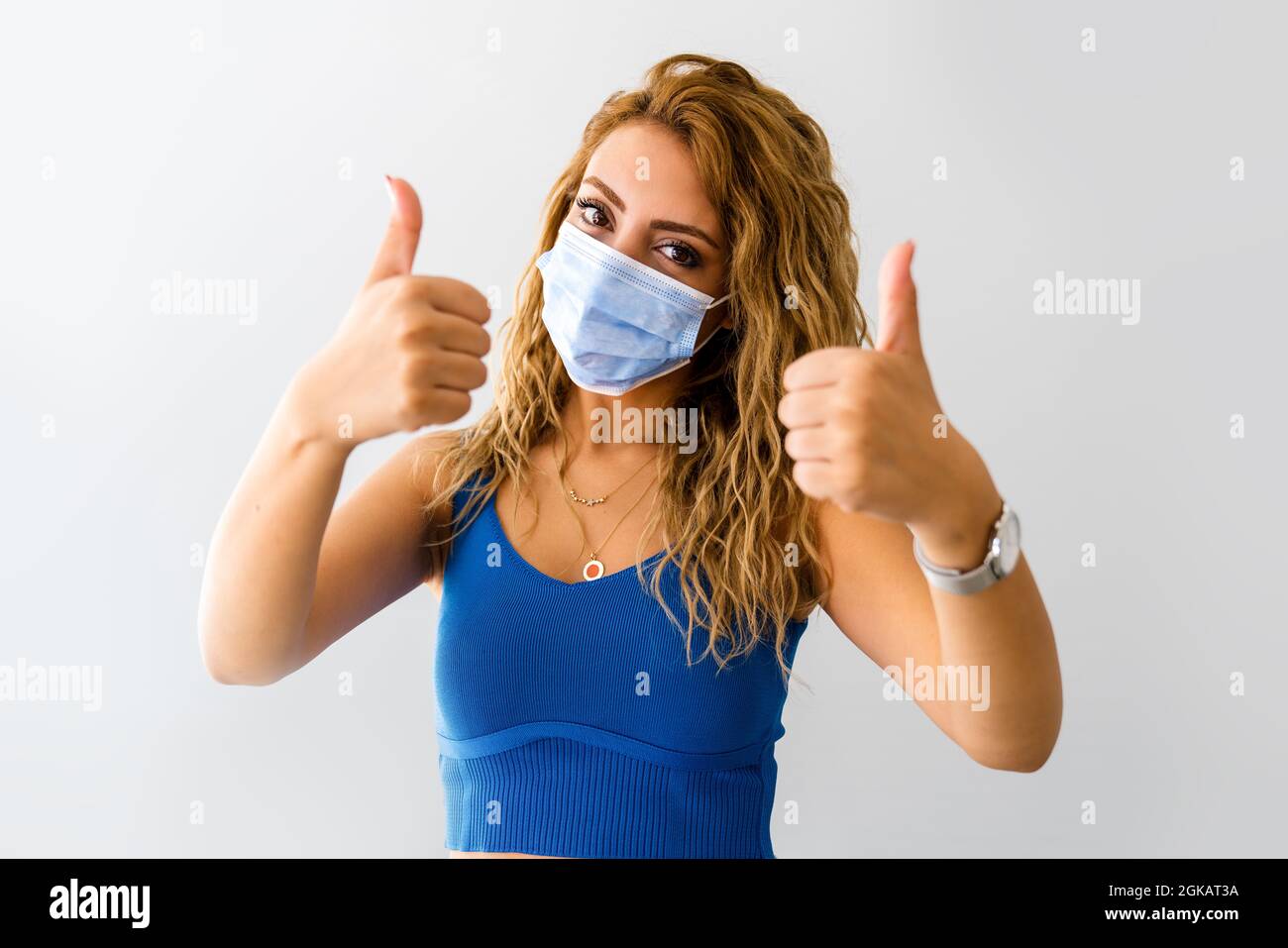 Giovane donna con maschera medica, protezione e precauzioni per le malattie contagiose. Interruzione del virus Corona. Foto di alta qualità. Foto Stock