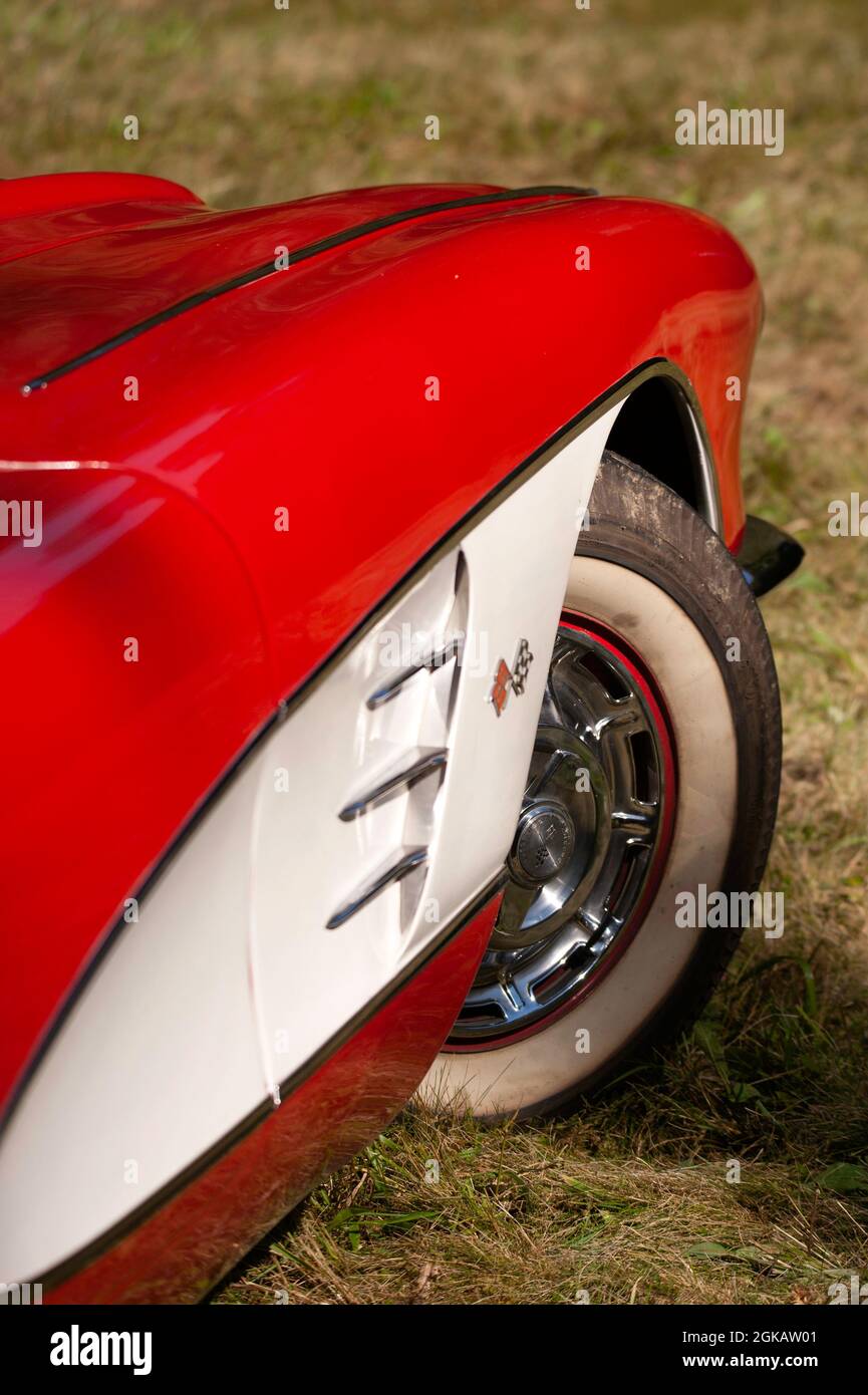 Red 1959 Chevrolet Corvette alla fiera di campagna Dégagnazès, dipartimento Lot, Francia Foto Stock