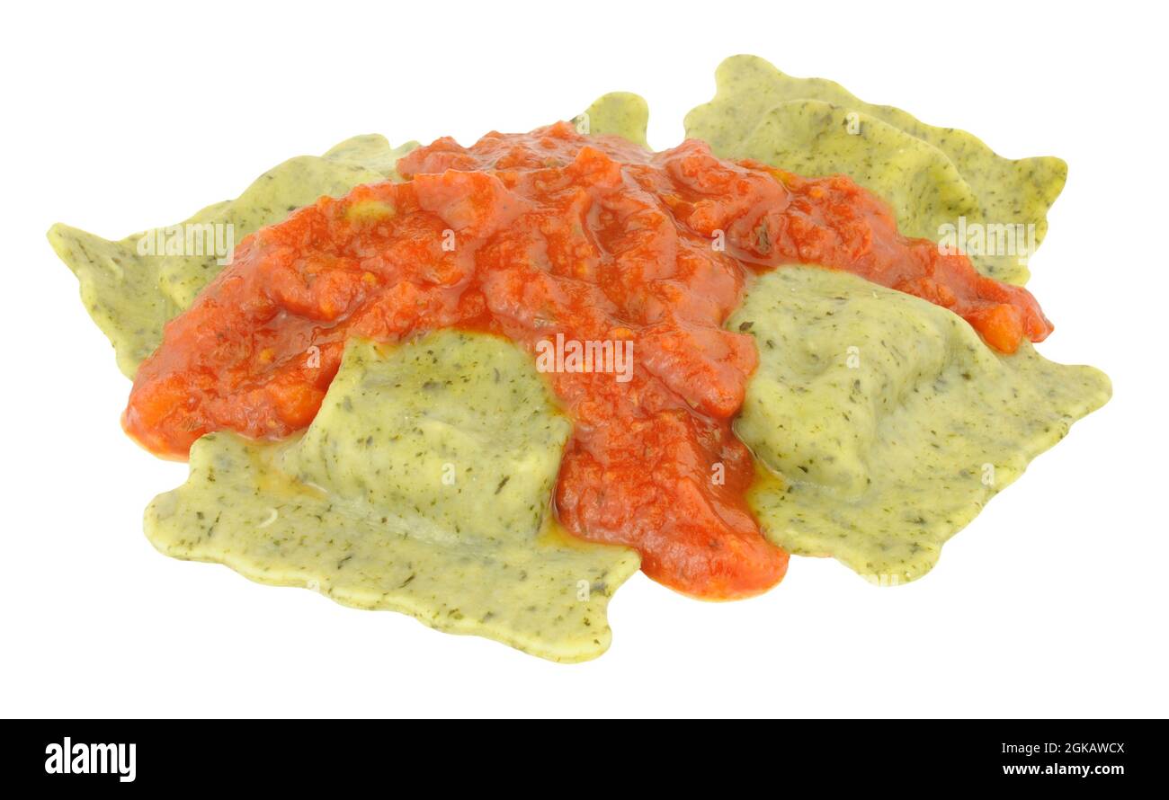 Ravioli di piselli e panchetta affumicata con salsa di pomodoro isolata su sfondo bianco Foto Stock