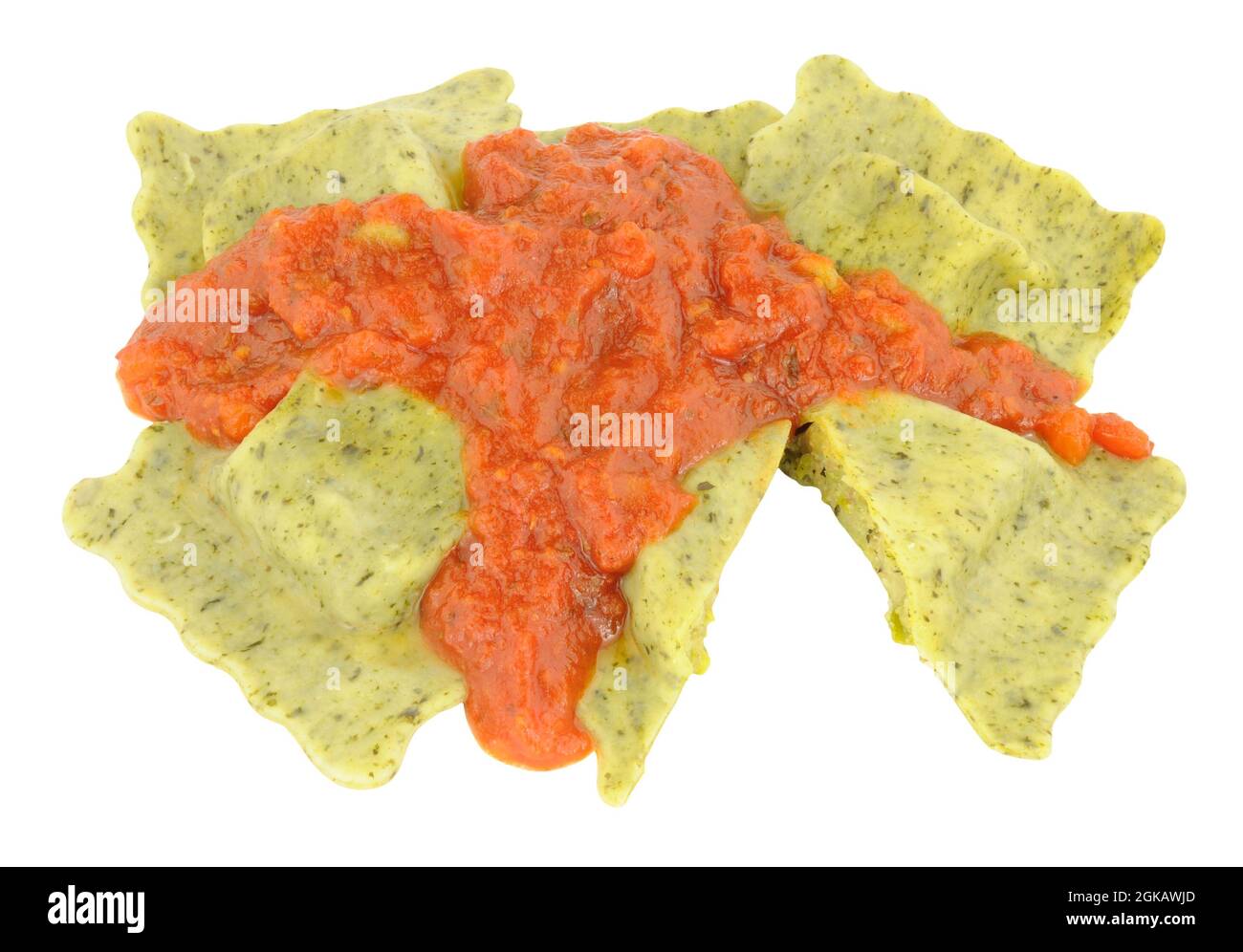 Ravioli di piselli e panchetta affumicata con salsa di pomodoro isolata su sfondo bianco Foto Stock