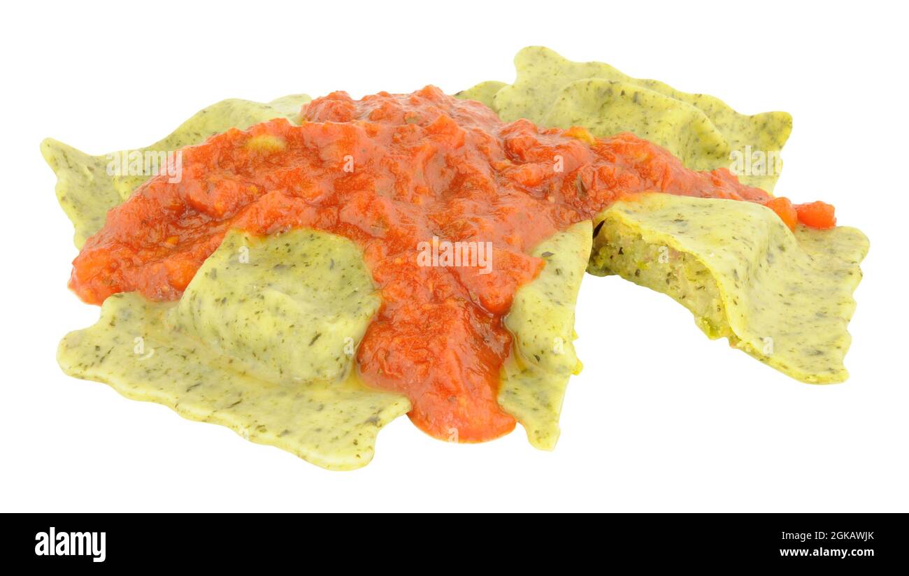 Ravioli di piselli e panchetta affumicata con salsa di pomodoro isolata su sfondo bianco Foto Stock