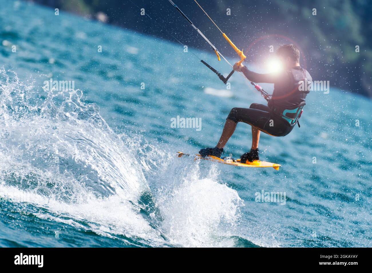 Kiteboarder kitesurfer che fa kitesurfing kiteboarding trucchi Foto Stock