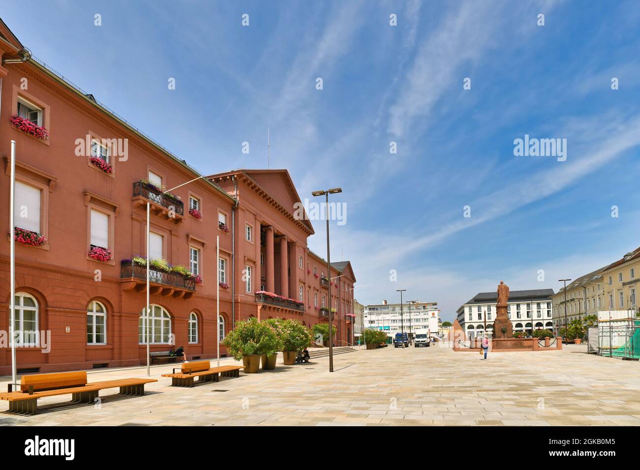 Karlsruhe, Germania - Agosto 2021: Piazza del mercato con edificio del municipio nel centro della città in giornata di sole Foto Stock