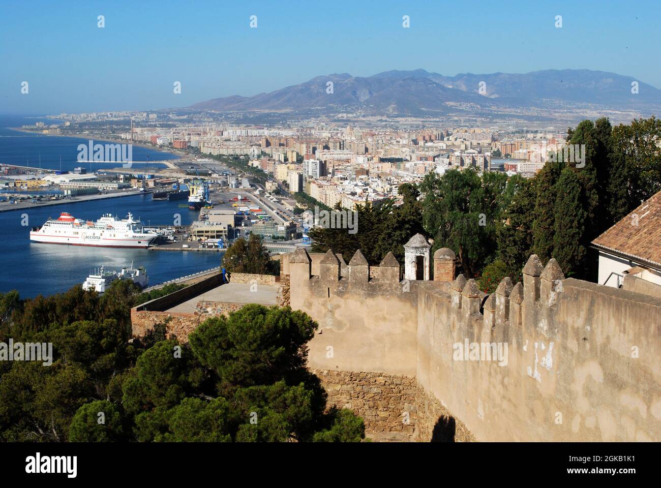 Mura del castello di Gibralfaro con vista sulla città e sul porto, Malaga, Provincia di Malaga, Andalusia, Spagna, Europa occidentale. Foto Stock
