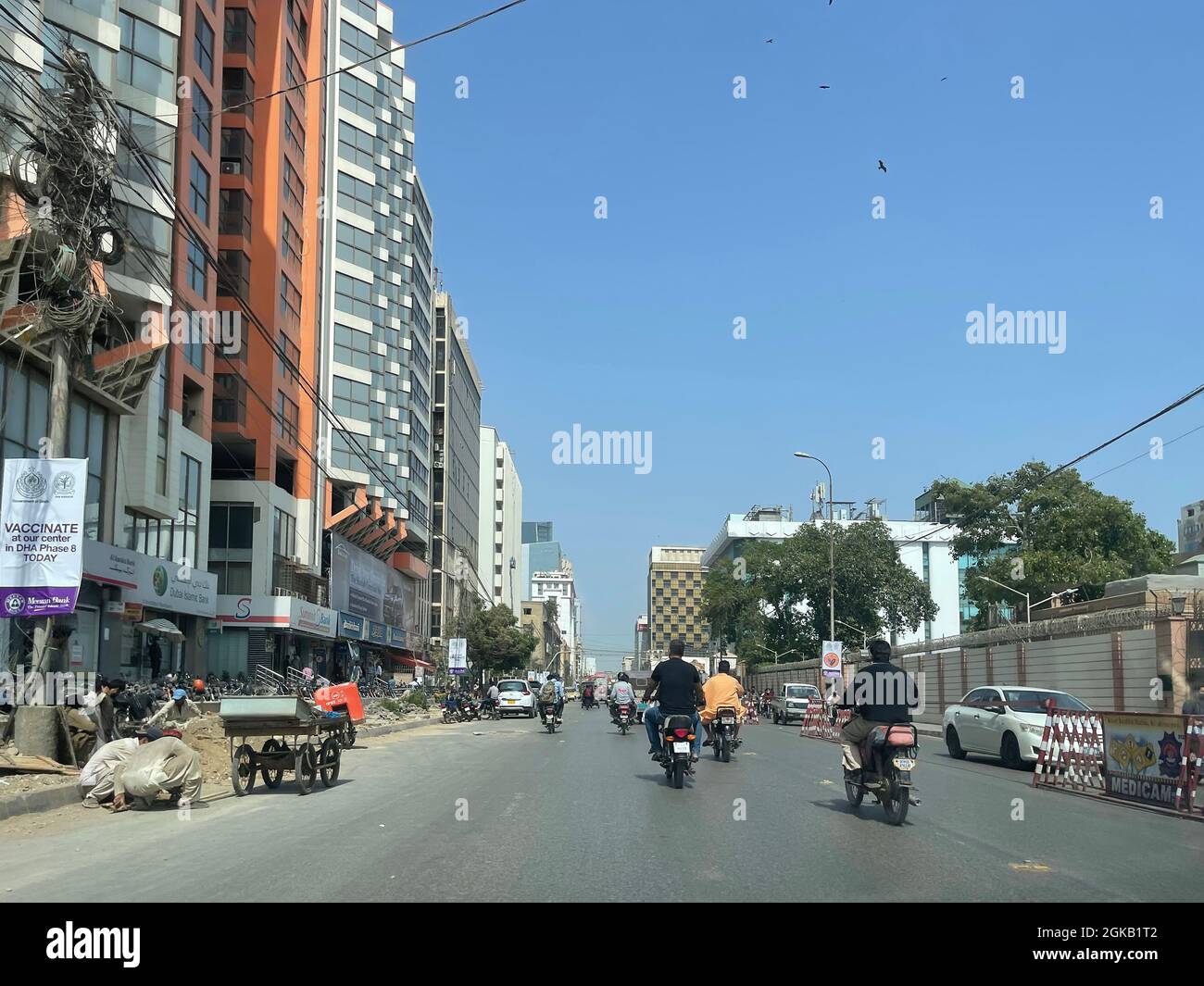 Una giornata brillante al centro finanziario del paese. I Chundrigar Road a Karachi Sindh Foto Stock