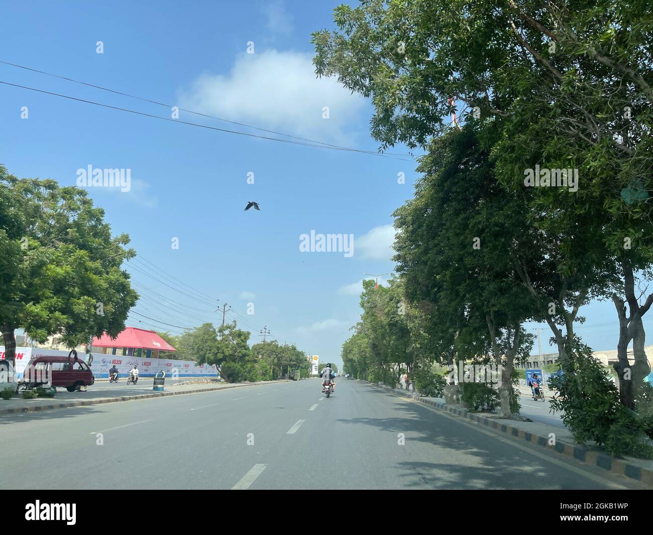 Main Landhi Korangi Road. Traffico cittadino di Karachi all'orario di lavoro, traffico serale Foto Stock