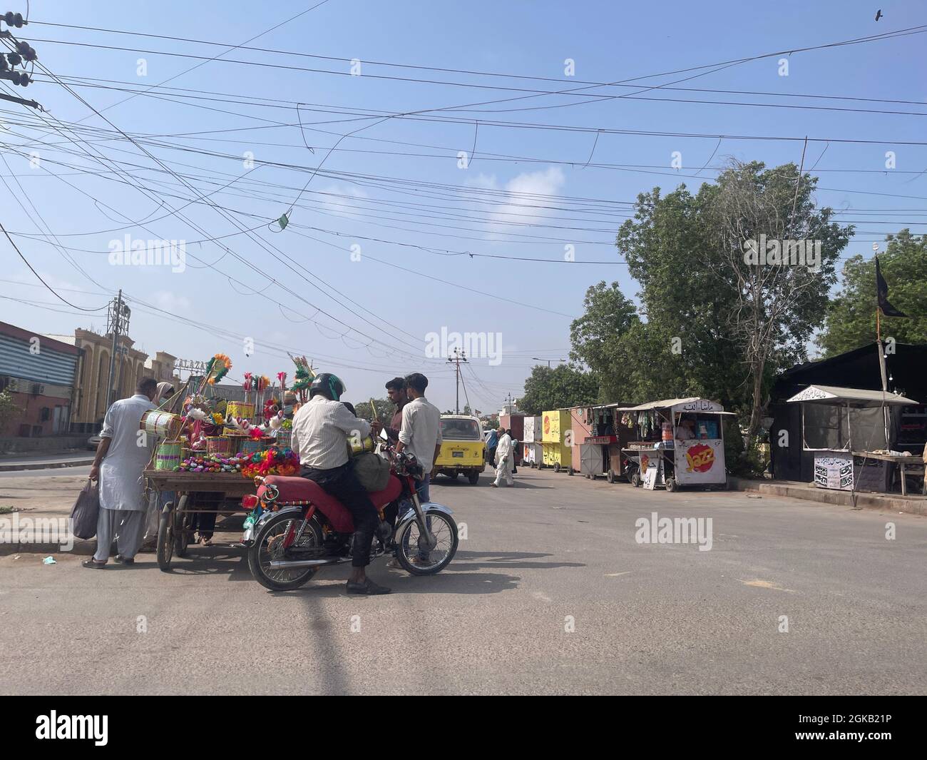 Main Landhi Korangi Road. Traffico cittadino di Karachi all'orario di lavoro, traffico serale Foto Stock