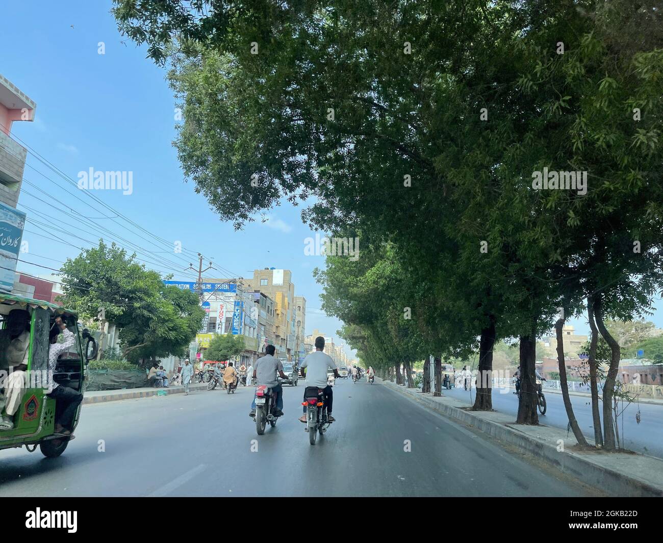 Main Landhi Korangi Road. Traffico cittadino di Karachi all'orario di lavoro, traffico serale Foto Stock