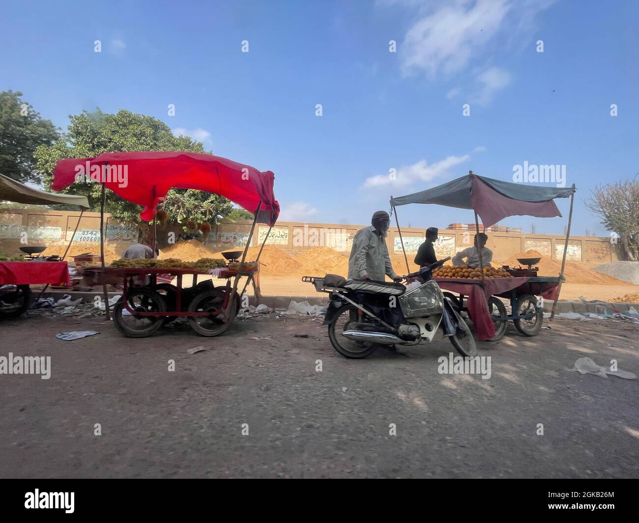 Fruttati in vendita sul lato strada del carrello. Mango e Banana Vendita su strada laterale karachi pakistan Foto Stock