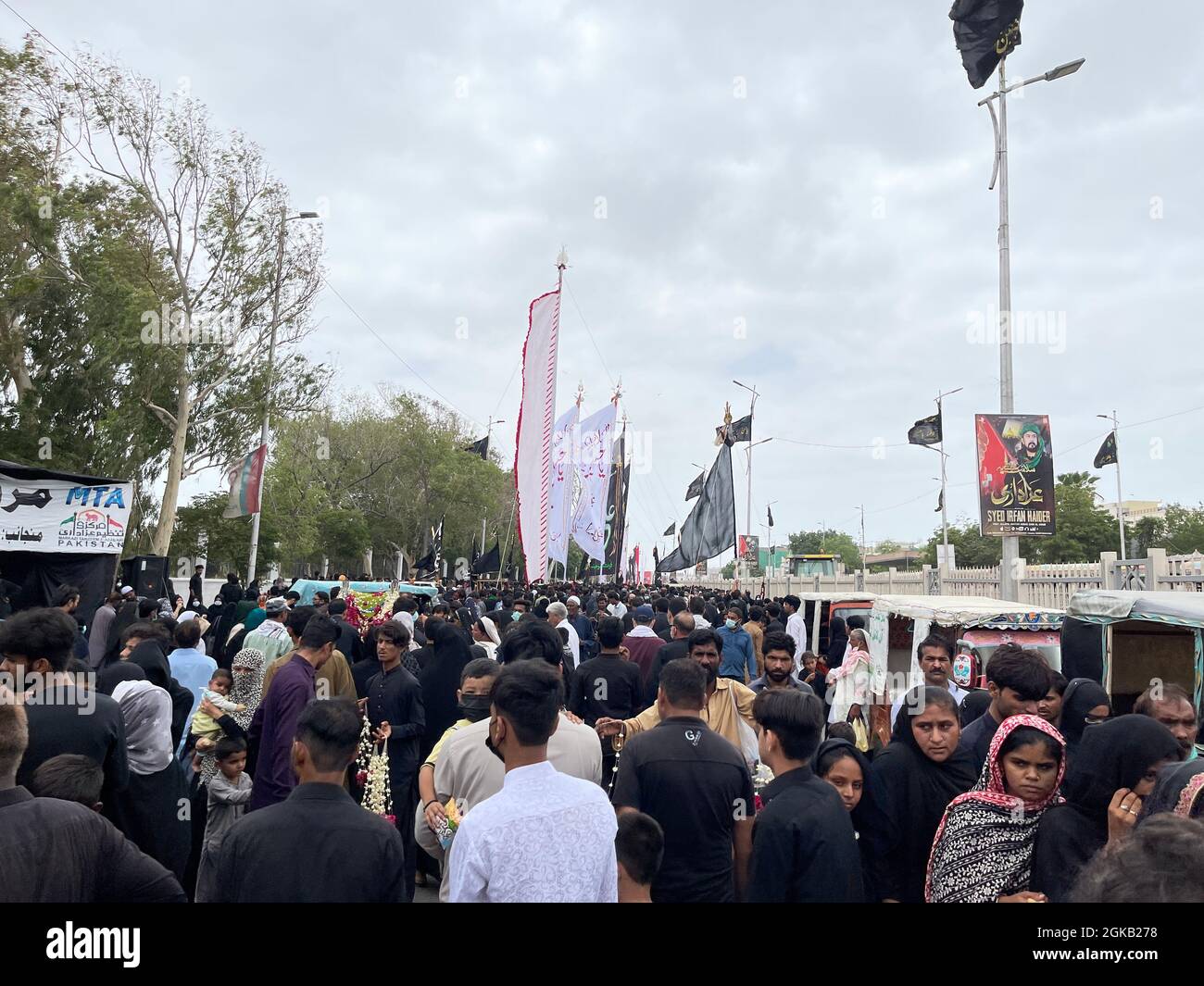 I devoti di Imam Hussain stanno tenendo una processione lutto in connessione con il 10 Muharram-ul-Haram, passando per la strada M A jinnah Foto Stock