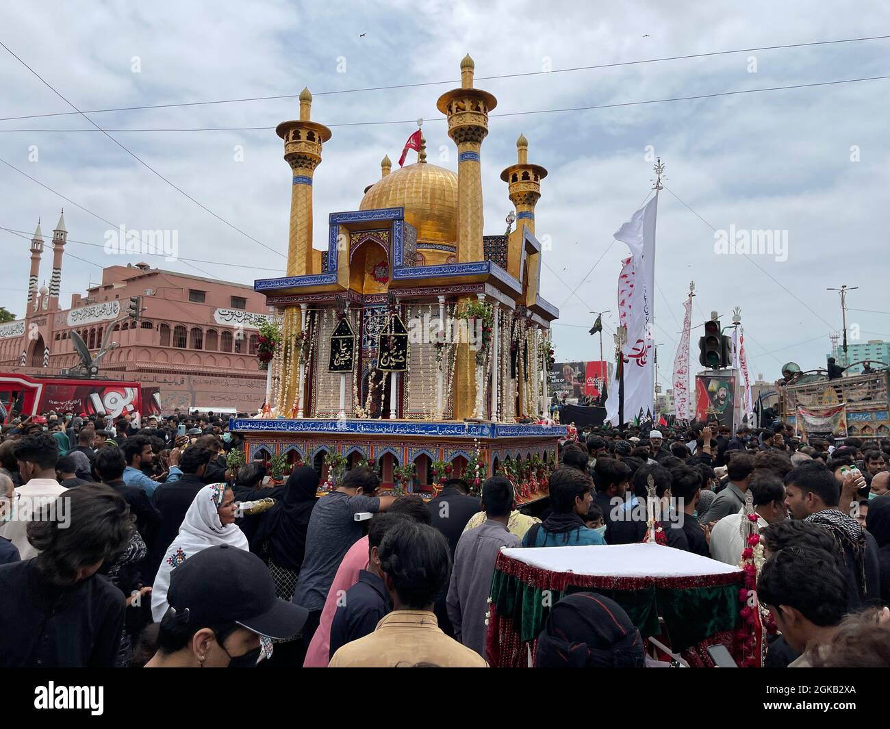 I devoti di Imam Hussain stanno tenendo una processione lutto in connessione con il 10 Muharram-ul-Haram, passando per la strada M A jinnah Foto Stock