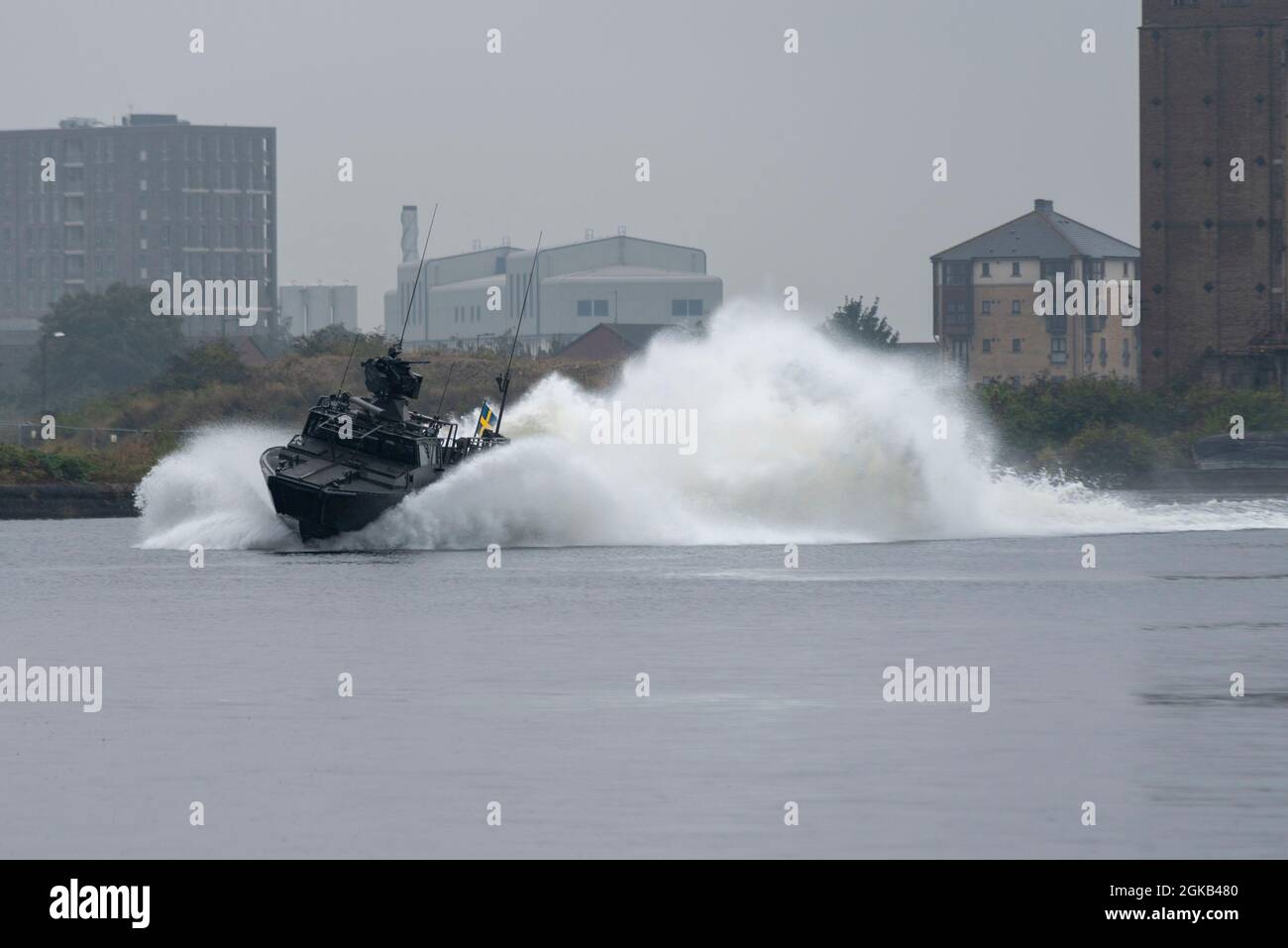 Excel London, Newham, Londra, Regno Unito. 14 settembre 2021. La fiera delle armi Defense & Security Equipment International (DSEI) è aperta per la prima giornata. La nave d'assalto Saab CB90 Next Generation, recentemente consegnata alla Marina svedese, ha tenuto dimostrazioni nel Victoria Dock Foto Stock