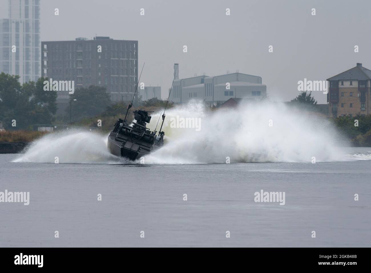 Excel London, Newham, Londra, Regno Unito. 14 settembre 2021. La fiera delle armi Defense & Security Equipment International (DSEI) è aperta per la prima giornata. La nave d'assalto Saab CB90 Next Generation, recentemente consegnata alla Marina svedese, ha tenuto dimostrazioni nel Victoria Dock Foto Stock