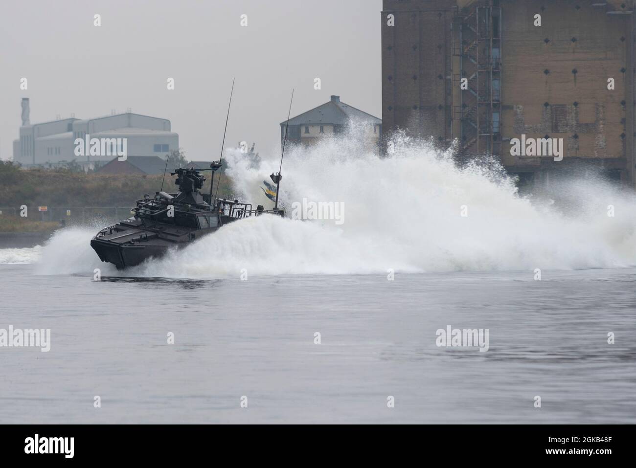 Excel London, Newham, Londra, Regno Unito. 14 settembre 2021. La fiera delle armi Defense & Security Equipment International (DSEI) è aperta per la prima giornata. La nave d'assalto Saab CB90 Next Generation, recentemente consegnata alla Marina svedese, ha tenuto dimostrazioni nel Victoria Dock Foto Stock