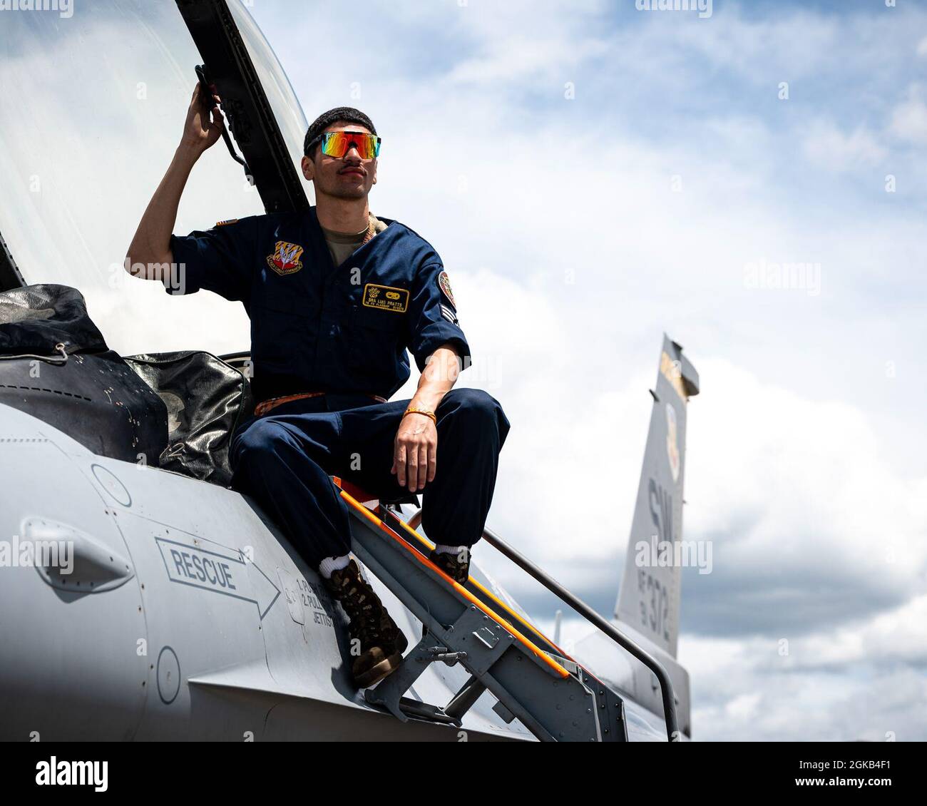 US Air Force Senior Airman Luis Pratts, un capo equipaggio assegnato al 474 ° Expeditionary Operations Support Squadron siede su un US Air Force F-16 Fighting Falcon durante l'esercizio Relampago VI a Comando Aereo de Combate numero 5 (CACOM 5) a Rionegro, Colombia, 13 luglio 2021. Gli Stati Uniti sono un partner duraturo e affidabile con una partecipazione condivisa nella sicurezza e nella prosperità della regione, e questo esercizio migliorerà le capacità delle forze colombiane e statunitensi di dispiegare e impiegare rapidamente le forze in tutto il mondo in qualsiasi momento. Foto Stock