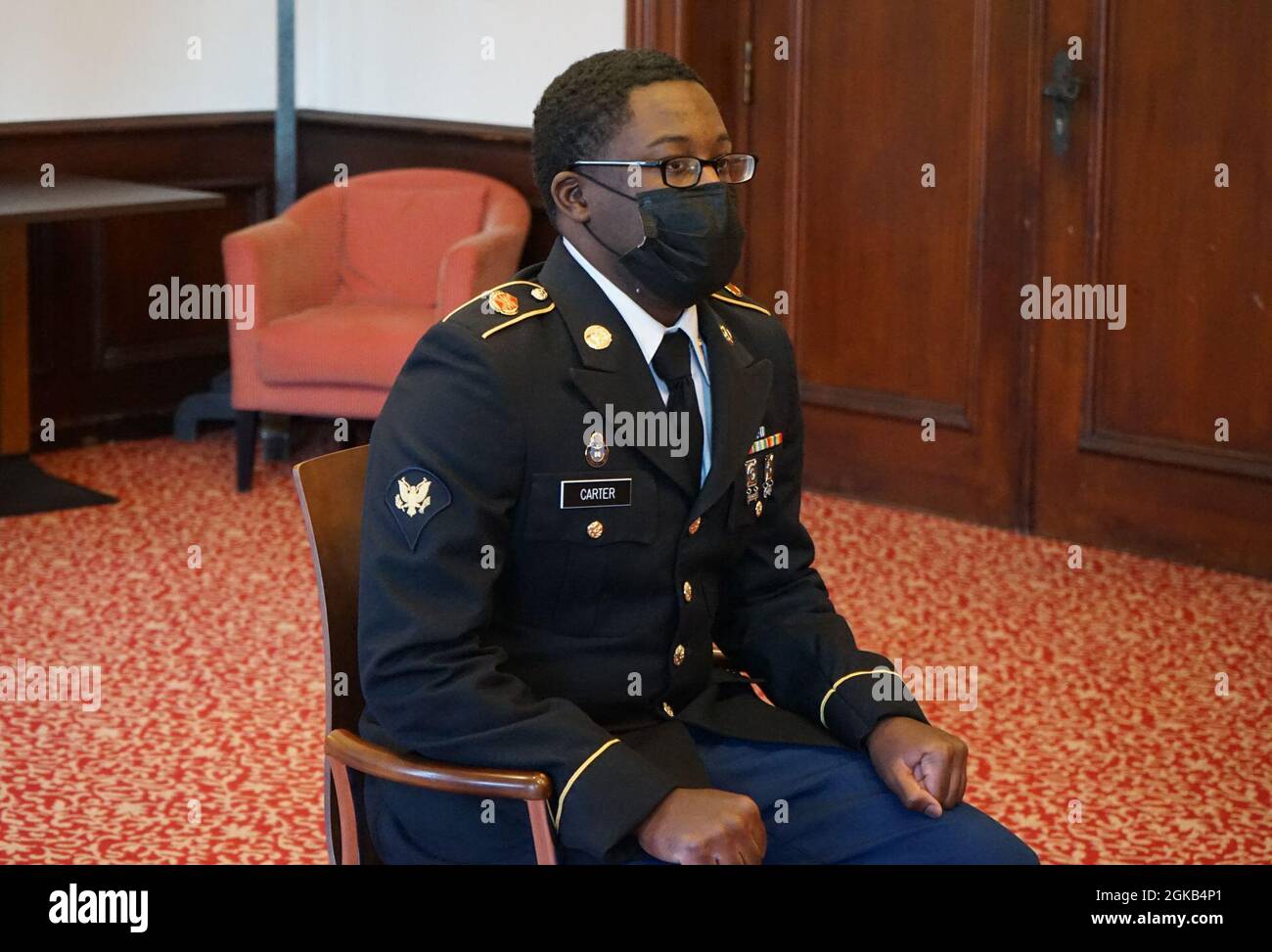 SPC. Davontae carter, USAG Wiesbaden, risponde alle domande durante il comitato di intervista al Centro comunitario von Steuben 1 marzo come parte del comando di Gestione installazioni-Concorso migliore guerriero europeo, che si tiene dal febbraio 28 al marzo 3. La competizione migliora l'esperienza, la formazione e la comprensione delle competenze necessarie per essere un soldato completo. I vincitori si aggiudicheranno il livello Installation Management Command a San Antonio, Texas. Foto Stock