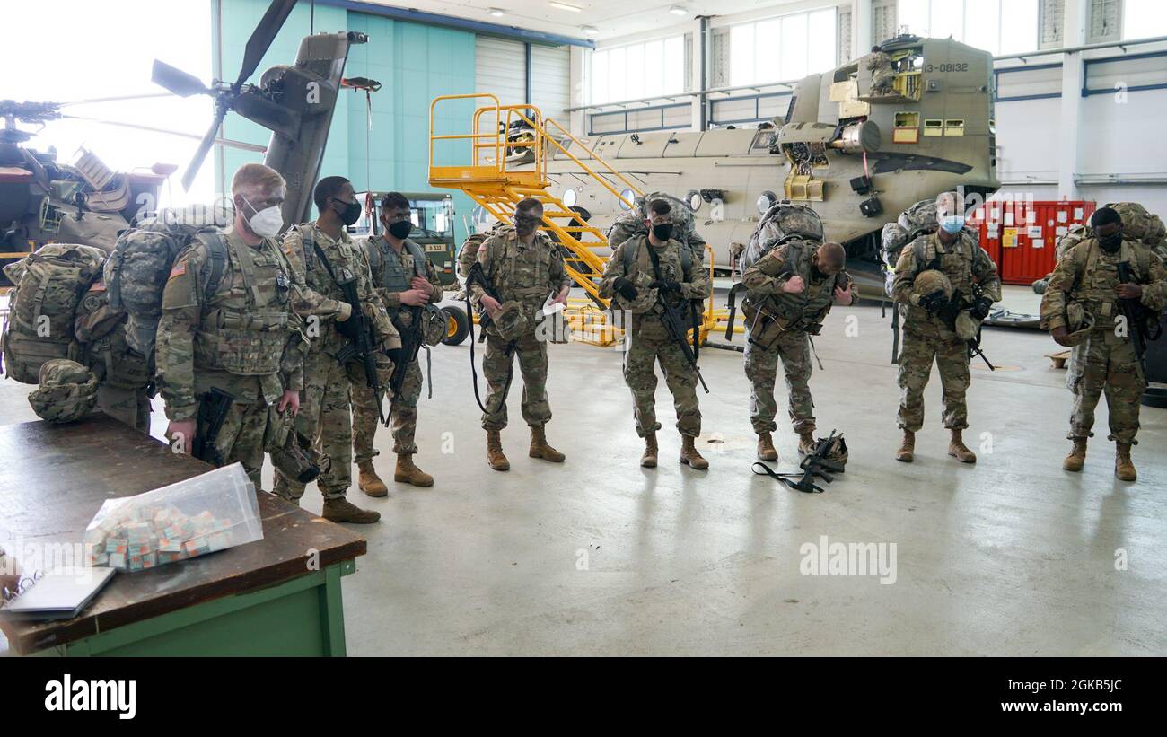 I soldati prestano attenzione al briefing preflight prima di salire a bordo di un Chinook CH-47 che li ha trasportati alla "migliore competizione guerriero" del 2021. La competizione migliora l'esperienza, la formazione e la comprensione delle competenze necessarie per essere un soldato completo. I vincitori si aggiudicheranno il livello Installation Management Command a San Antonio, Texas. Foto Stock