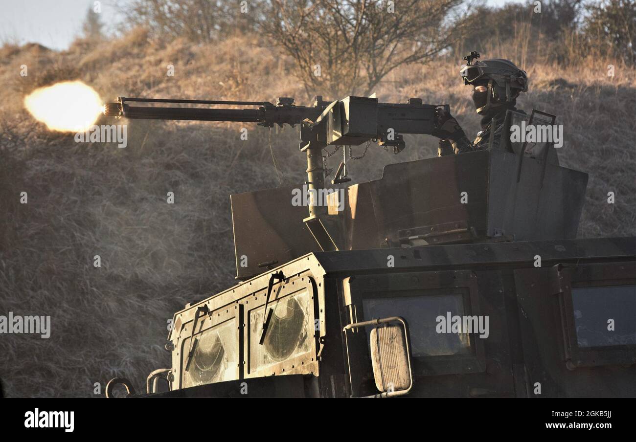 Un soldato dell'esercito degli Stati Uniti assegnato al 1° Battaglione, 4° reggimento di fanteria spara alle forze nemiche durante la risoluzione combinata XV, 1 marzo 2021 presso l'Hohenfels Training Area. Combined Resolve XV promuove la stabilità e la sicurezza regionale, aumentando al contempo la disponibilità, rafforzando le capacità dei partner e promuovendo la fiducia. Questa opportunità di formazione combinata migliora notevolmente l'interoperabilità tra alleati e partner partecipanti. Foto Stock