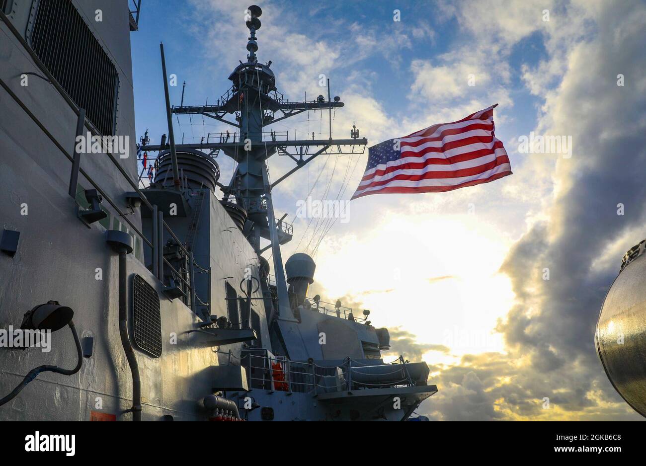 Il cacciatorpediniere missilistico guidato di classe Arleigh Burke USS Benfold (DDG 65) vola la Battle Ensign in corso durante l'annuale esercizio di addestramento avanzato di combattimento bilaterale USA-Giappone. BAWT si concentra sulla formazione e l'interoperabilità congiunte delle forze di coalizione, e permette di avere una competenza e una prontezza nel mondo reale in risposta a qualsiasi emergenza. Foto Stock