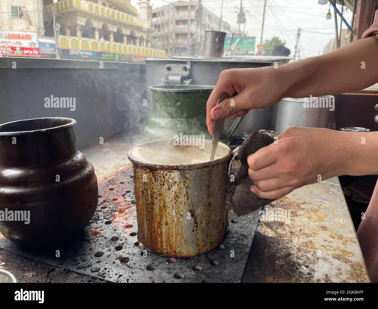 Tradizionale Chai cafe di Pathan in un mercato a Karachi. Chai Dhaba. Conosciuto come hotel del tè Foto Stock