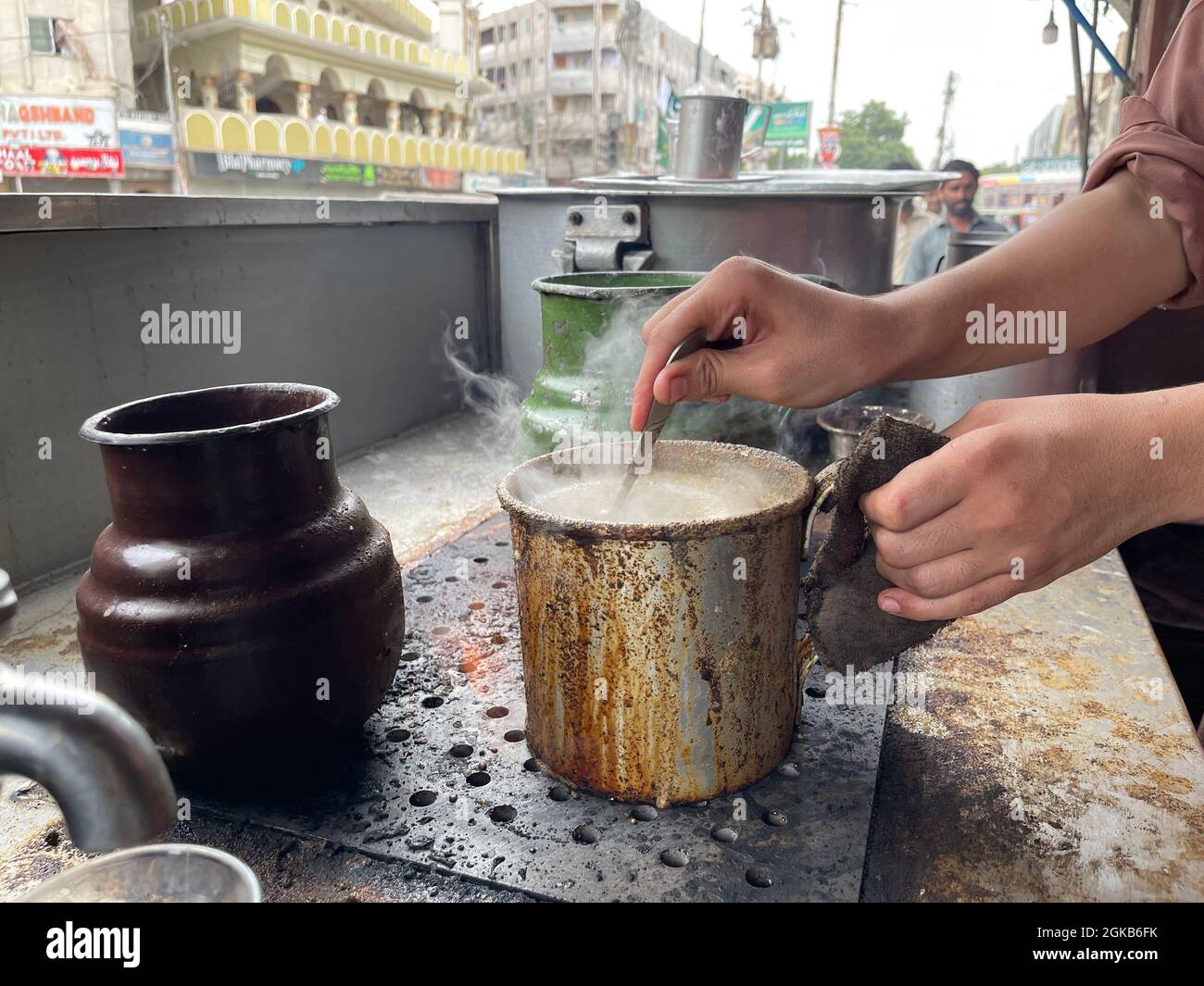 Tradizionale Chai cafe di Pathan in un mercato a Karachi. Chai Dhaba. Conosciuto come hotel del tè Foto Stock