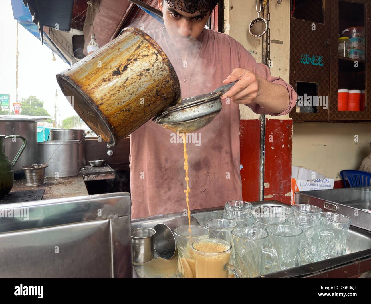 Tradizionale Chai cafe di Pathan in un mercato a Karachi. Chai Dhaba. Conosciuto come hotel del tè Foto Stock