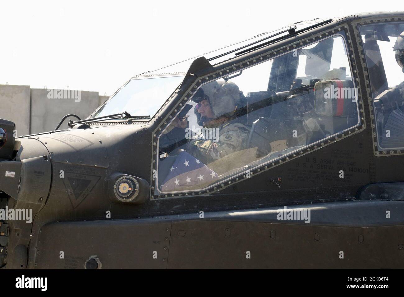 U.S. Army Chief Warranty Officer 3 Aaron Bowyer, AH-64 Apache Helicopter pilot with Alpha Company, 1-82nd Attack Reconnaissance Battagion, 28th Expeditionary Combat Aviation Brigade si prepara a decollo da un campo d'aviazione nella ventottesima area operativa dell'ECAB in Medio Oriente. Foto Stock