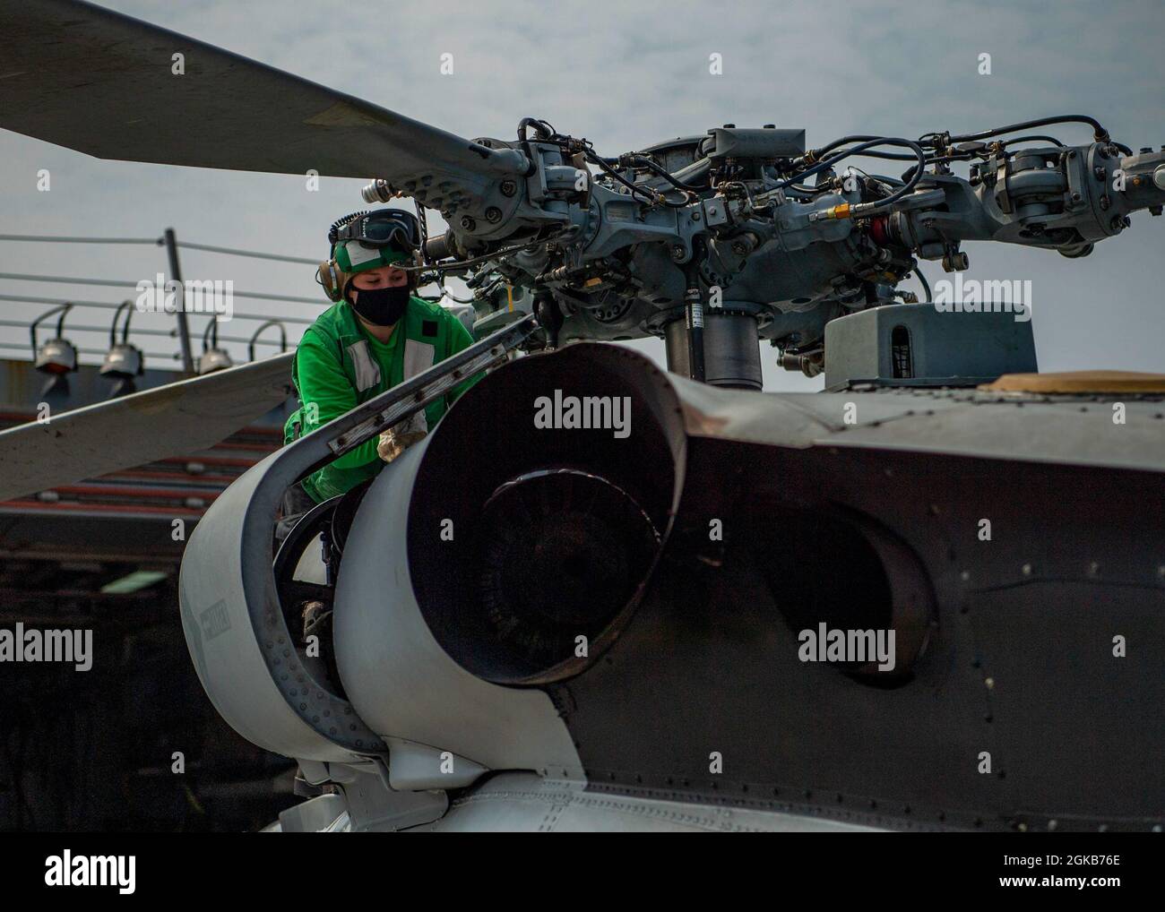 PACIFIC OCEAN (1 marzo 2021) U.S. Navy Aviation Electrician’s Mate 2a Classe Elizabeth Larson, di Porter, Texas, assegnato ai “Magici” di Helicopter Maritime Strike Squadron (HSM) 35, apre una cappottatura motore su un falco marino MH-60R sul ponte di volo del cacciatorpediniere missilistico guidato di classe Arleigh Burke USS John Finn (DDG 113) 1° marzo 2021. John Finn, parte del Theodore Roosevelt Carrier Strike Group, è in fase di dispiegamento programmato per l'area operativa della 7a flotta statunitense. Come la più grande flotta della Marina degli Stati Uniti, 7th Fleet opera regolarmente e interagisce con 35 natio marittimo Foto Stock