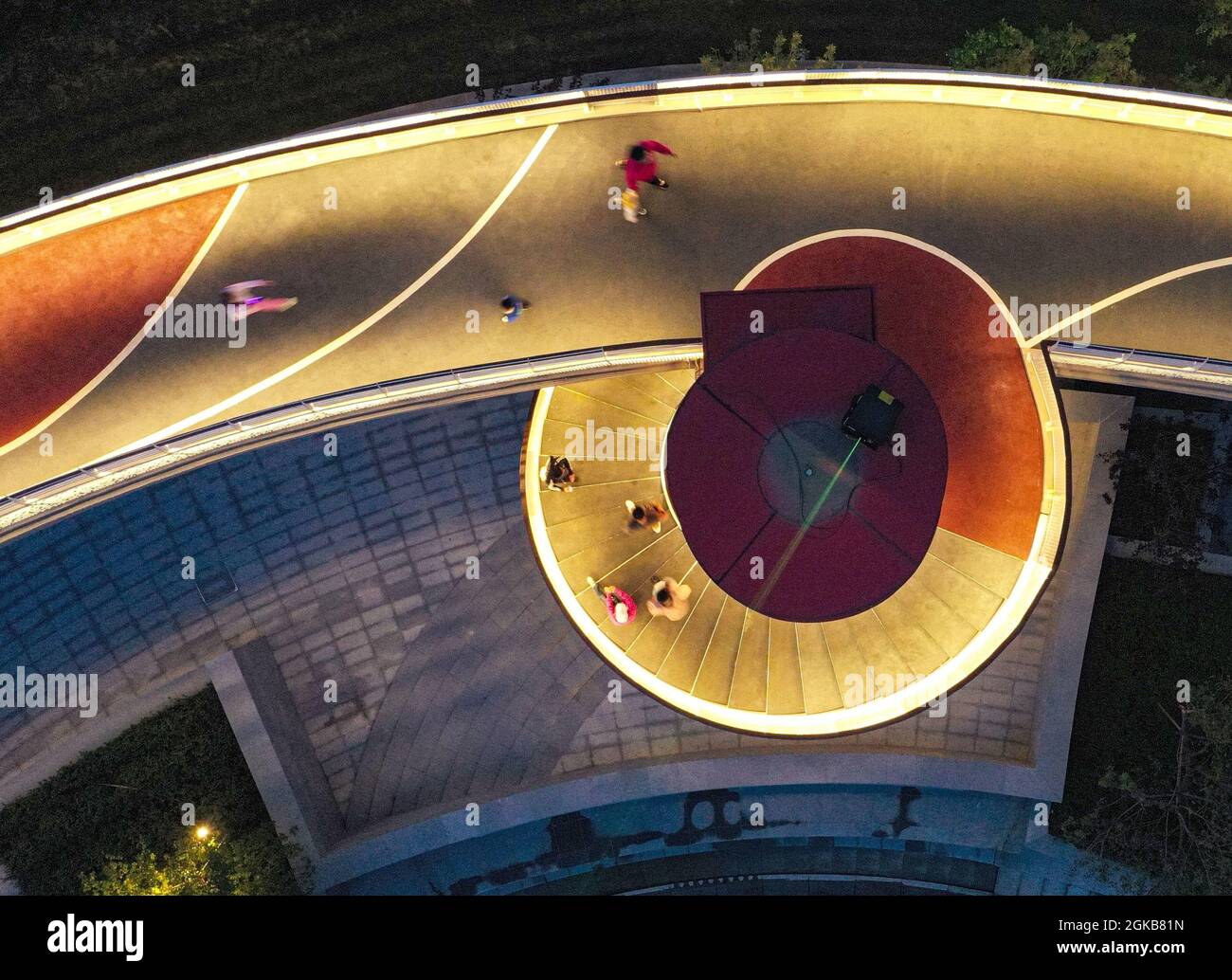 Shenyang, Shenyang, Cina. 14 settembre 2021. Il 13 settembre 2021, Shenyang Times Park a Shenyang, provincia di Liaoning, è stato illuminato e divenne un buon posto per i cittadini per rilassarsi dopo cena. Oggi, molti ''Pocket Parks'' a Shenyang sono diventati nuovi ''Net Celebrities''. Hanno le loro caratteristiche. Sono adatti per camminare il bambino e scattare foto, e hanno anche funzioni sportive e per il tempo libero. Si comprende che Shenyang City intende costruire 1,000 ''Pocket Parks'' in 9 città quest'anno e nel prossimo. I ''Pocket Parks'' sono parchi di fronte alle case dei cittadini e un Foto Stock