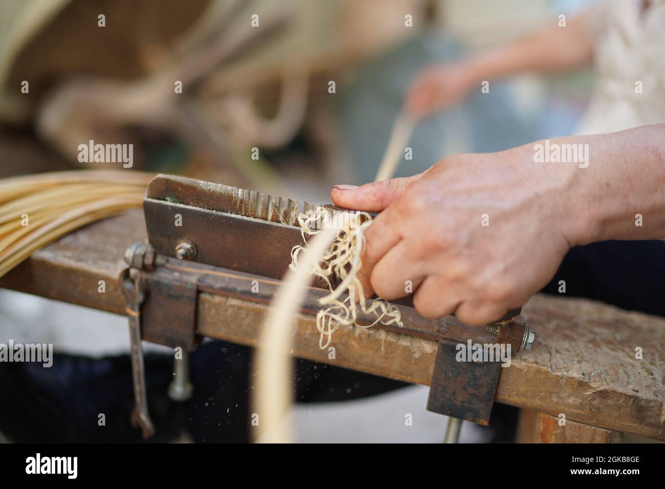 (210914) -- XINYU, 14 settembre 2021 (Xinhua) -- li Nian'gen prepara materie prime per i suoi prodotti di bambù a Dongcun Township, Contea di Fenyi, Xinyu City della Provincia di Jiangxi della Cina orientale, 1 settembre 2021. Li Nian'gen, 62, è l'erede di quinta generazione delle tecniche di tessitura del bambù in Dongcun Township. Li acquisì tecniche di tessitura di bambù da suo zio quando aveva appena nove anni, e cominciò a vivere da solo all'età di 15 anni. Più di 20 dei suoi apprendisti scelsero di cercare lavoro per ottenere un reddito migliore in altri percorsi di vita lontani da casa all'inizio degli anni '90, ma li decise di rimanere un Foto Stock