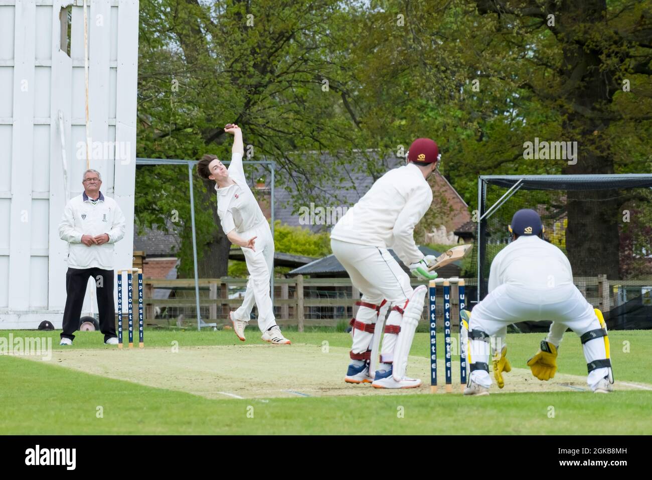 Una partita di cricket di campionato su un campo di villaggio. Foto Stock