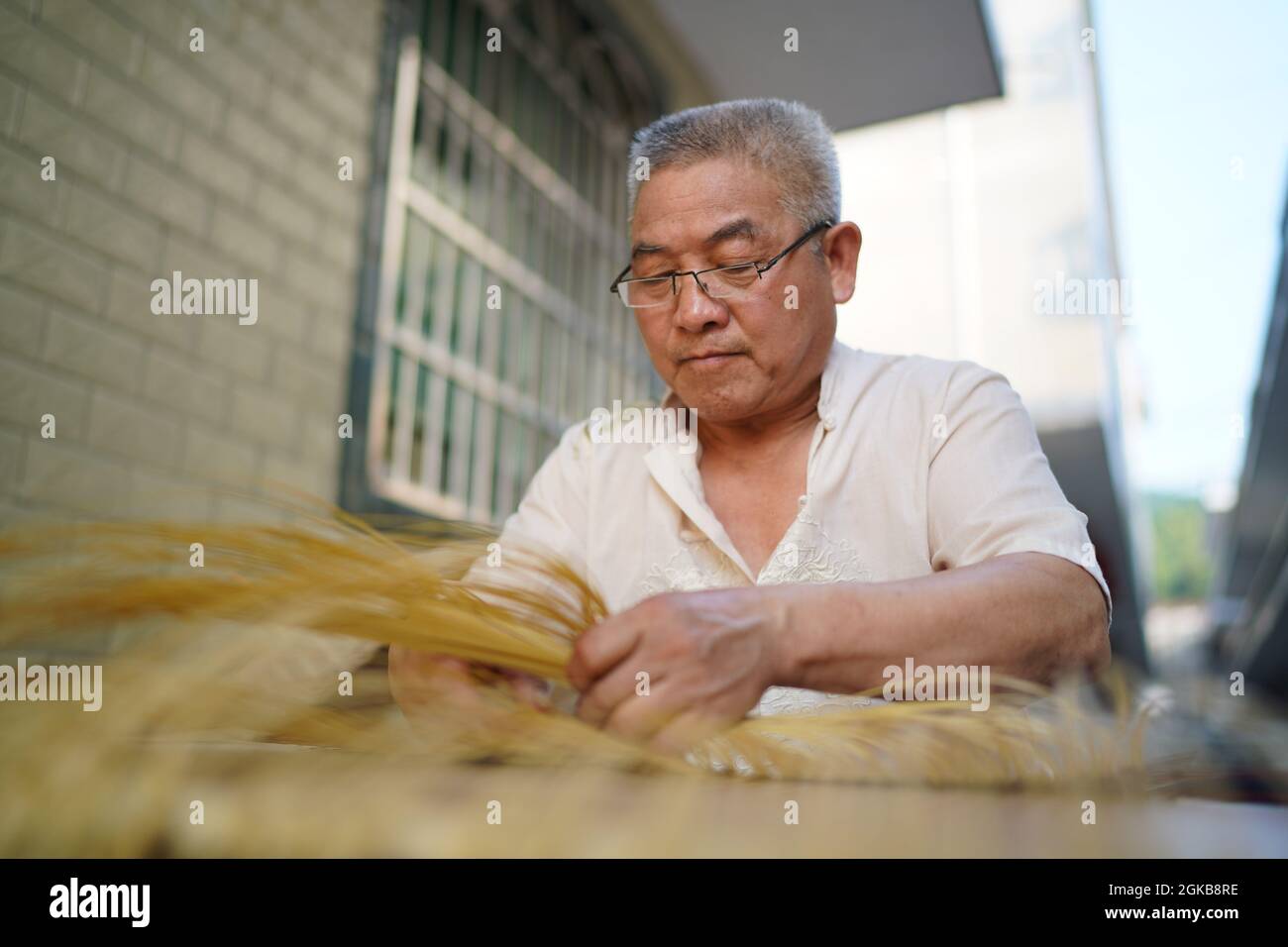 (210914) -- XINYU, 14 settembre 2021 (Xinhua) -- li Nian'gen produce prodotti di tessitura di bambù in Dongcun Township, Contea di Fenyi, Xinyu City della Provincia di Jiangxi della Cina orientale, 1 settembre 2021. Li Nian'gen, 62, è l'erede di quinta generazione delle tecniche di tessitura del bambù in Dongcun Township. Li acquisì tecniche di tessitura di bambù da suo zio quando aveva appena nove anni, e cominciò a vivere da solo all'età di 15 anni. Più di 20 dei suoi apprendisti scelsero di cercare lavoro per ottenere un reddito migliore in altri percorsi di vita lontani da casa all'inizio degli anni '90, ma li decise di rimanere e di attenersi alla sua p Foto Stock