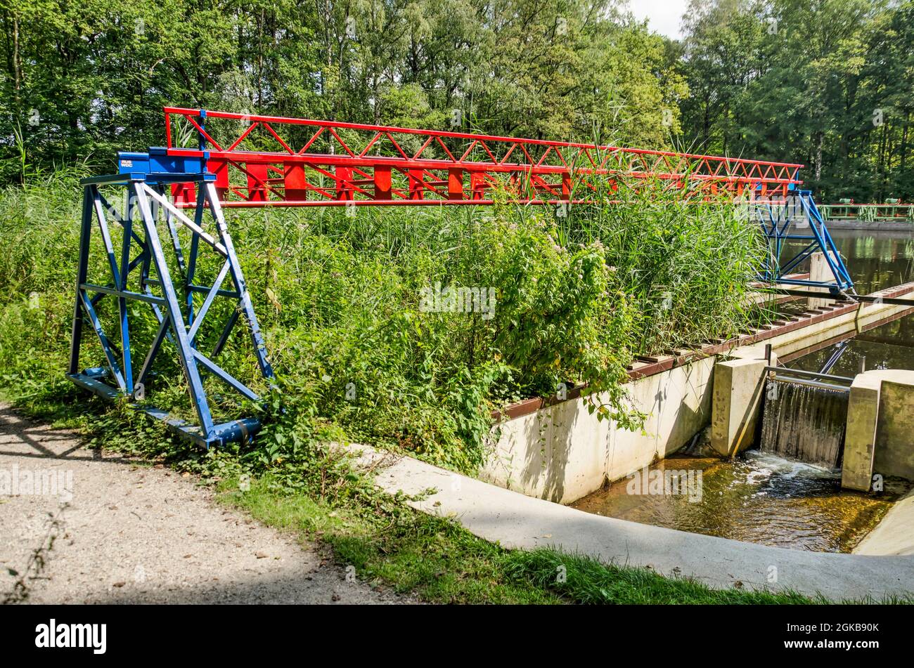 Marknesse, Paesi Bassi, 12 agosto 2021: Ristrutturato capriate in acciaio nei colori rosso e blu nel patrimonio nazionale il Waterlobbos, precedentemente usato come Hydr Foto Stock