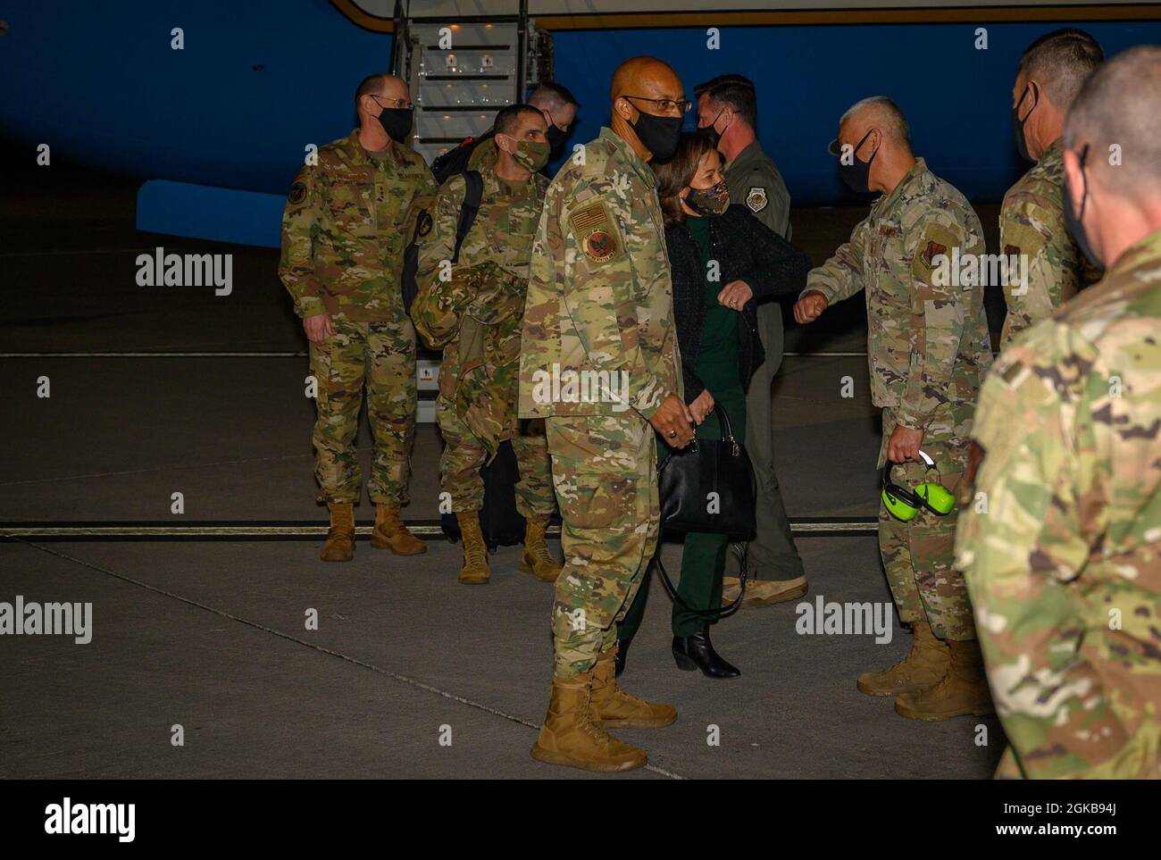 Gen. Charles Q. Brown Jr., Capo dello staff dell'Aeronautica e sua moglie Sharene Brown sono accolti dal Capo comando Master Sgt. Raul Villarreal Jr., 57th Wing capo di comando, e il col. Todd Dyer, 99th Air base Wing comandante, alla base dell'aeronautica di Nellis, Nevada, 2 marzo 2021. Brown funge da dirigente dell'aviazione militare in uniforme responsabile dell'organizzazione, della formazione e dell'equipaggiamento di 685,000 forze attive, della guardia, della riserva e civili che operano negli Stati Uniti e all'estero. Foto Stock