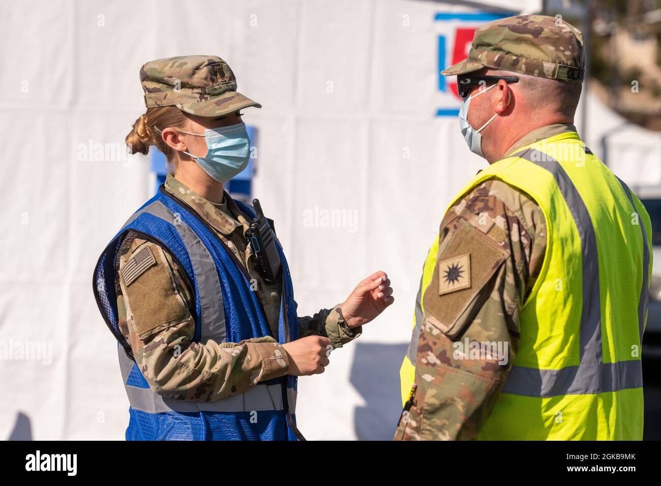 Taylor Nehlig, a sinistra, di Princeton, New Jersey, un'infermiera chirurgica medica del Brooke Army Medical Center, fornisce una guida al personale dell'Esercito degli Stati Uniti Sgt. Kevin Glancy di Sacramento, California, un musicista dell'esercito assegnato alla 40th Infanttry Division Band, presso il California state University Los Angeles Community Vaccination Center, 2 marzo 2021. Nehlig e Glancy supportano entrambe le operazioni di vaccinazione giornaliera alla Cal state LA. Il comando del Nord degli Stati Uniti, attraverso l'Esercito del Nord degli Stati Uniti, rimane impegnato a fornire un supporto continuo e flessibile al Dipartimento della Difesa per l'era federale della gestione delle emergenze Foto Stock