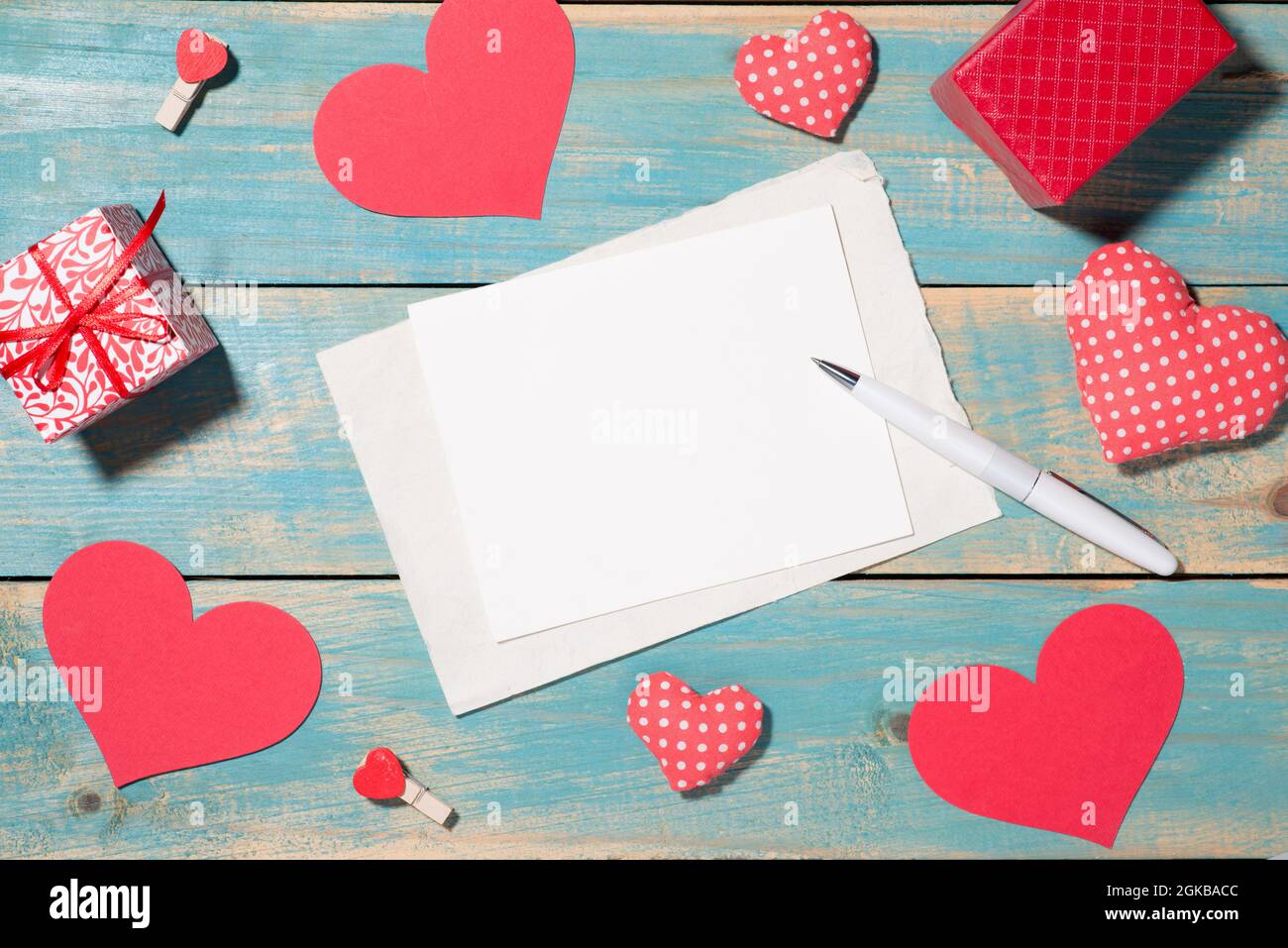 Amore biglietto di auguri su sfondo di legno. Vista da sopra con lo spazio di copia Foto Stock