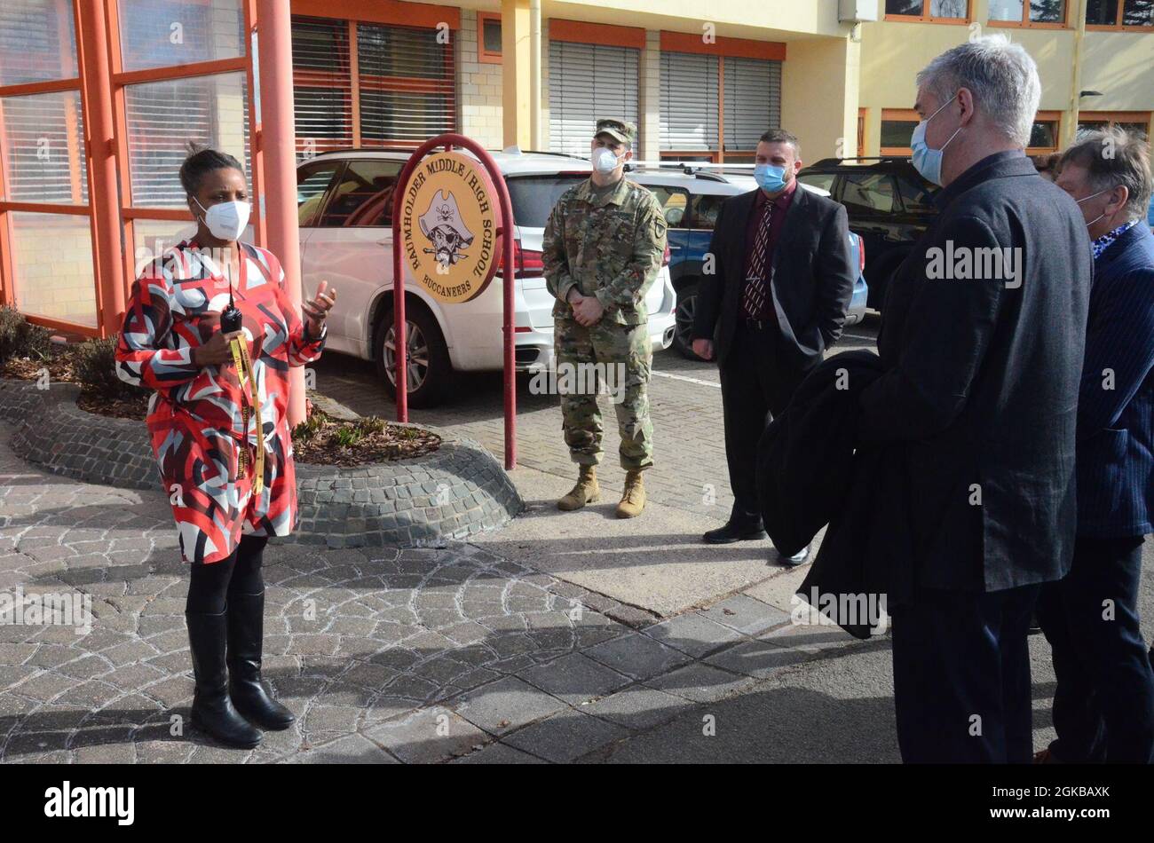 Leah Zamor, preside della Baumholder Middle and High School, saluta Matthias Schneider, Birkenfeld, Germania, commissario della contea durante una visita alla scuola situata nella Comunità militare Baumholder 3 marzo. La visita di due ore ha fornito al commissario e ad altri funzionari locali tedeschi informazioni su come l'esercito combatte il COVID e protegge la sua popolazione nella comunità dei Baumholder, comprese le misure che la scuola sta adottando con la sua facoltà e gli studenti. Foto Stock