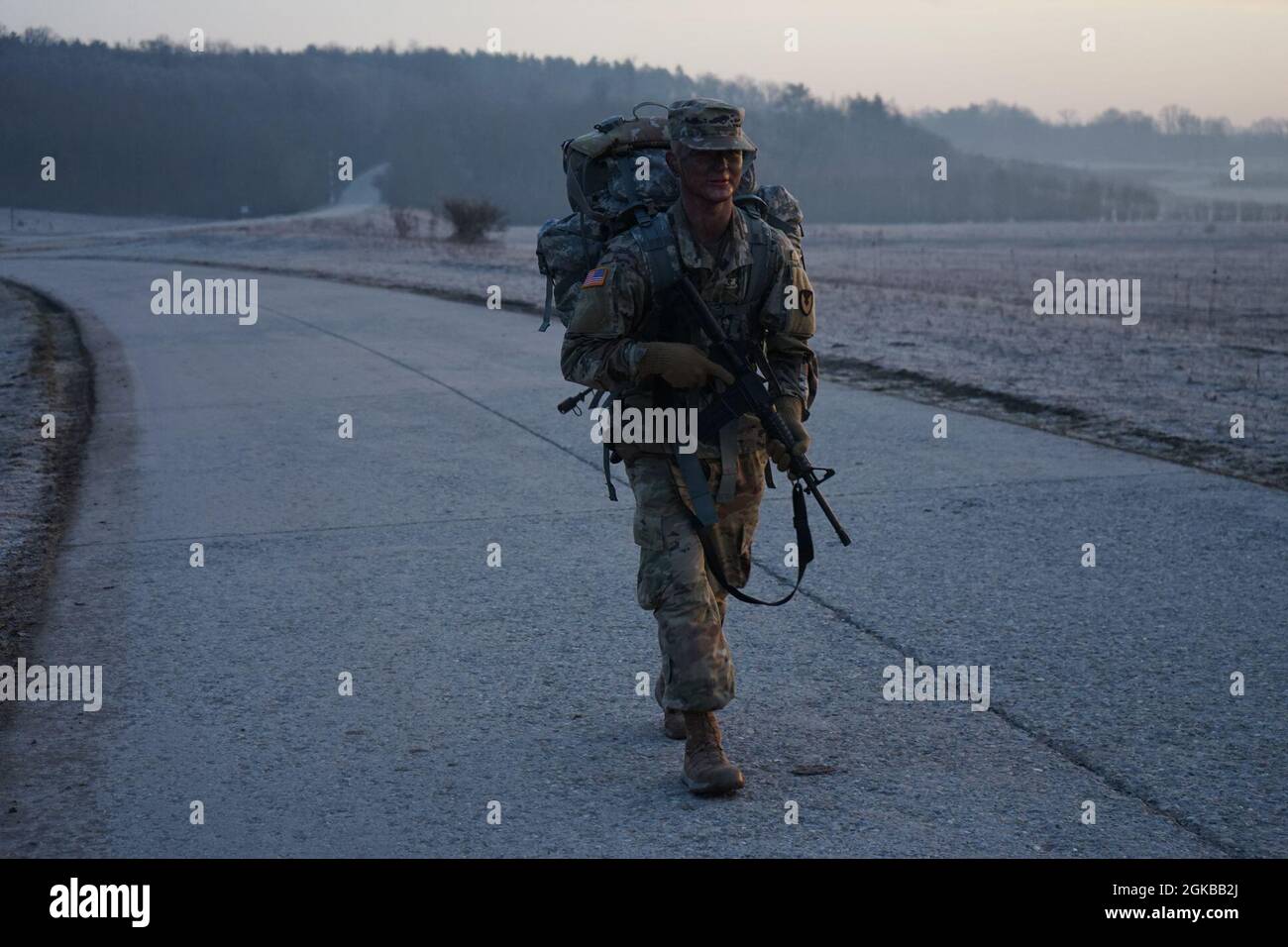 PFC. Samuil Matveev, USAG Rheinland Pfalz, passa il punto intermedio durante la marcia di 10.6 miglia a Oberdachstetten Training Area 3 marzo come l'evento finale del comando di Gestione installazioni-Europa Best Warrior Competition che va dal 28 febbraio al 3 marzo. La competizione migliora l'esperienza, la formazione e la comprensione delle competenze necessarie per essere un soldato completo. I vincitori si aggiudicheranno il livello Installation Management Command a San Antonio, Texas. Foto Stock