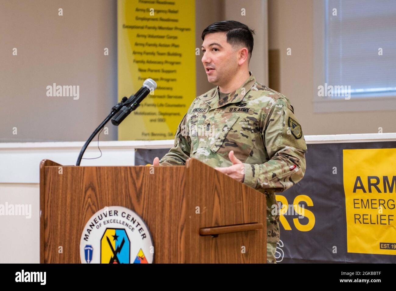 1° Sgt. Steve Gonzalez, con il 316th Cavalry Regiment, ha detto che ha briefing i tenant entranti del corso di leader di base di Armor sul programma di assistenza rapida, che aiuta i soldati a risolvere i problemi di flusso di cassa a breve termine e scoraggia i soldati dall'uso di Payday Loans, negozi di pedine e titoli di prestito. Foto Stock