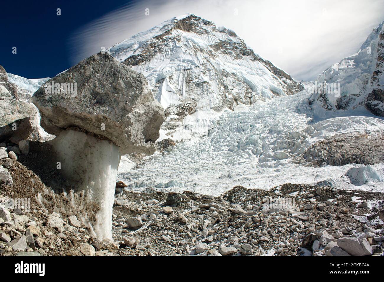 Bizzarro 'funghi' ; su un ghiacciaio sulla strada per l'Everest base Camp - ghiacciaio di Khumbu - Nepal Foto Stock