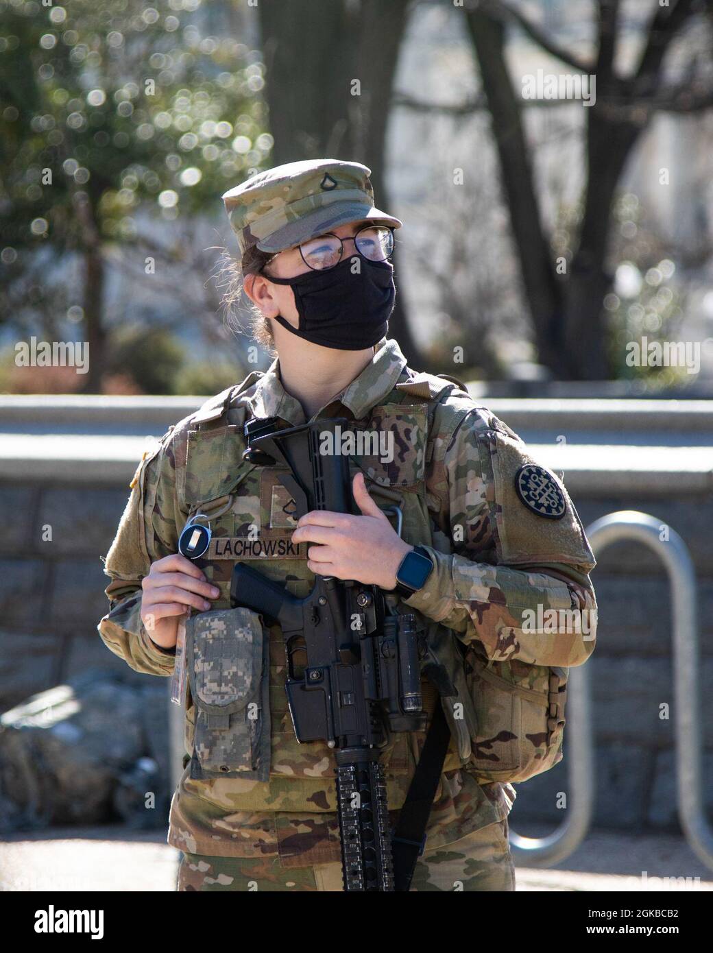 PFC dell'esercito degli Stati Uniti. Laura Lachowski, 1436° Engineer Company, 507° Engineer Battaglione, Michigan National Guard, ascolta Briga. Il Gen. Lawrence Schloegl, assistente generale aggiunto, la Guardia Nazionale del Michigan, parla vicino al Campidoglio degli Stati Uniti a Washington, D.C., 3 marzo 2021. La Guardia Nazionale è stata invitata a continuare a sostenere le forze dell'ordine federali con sicurezza, comunicazioni, evacuazione medica, logistica e supporto per la sicurezza alle agenzie statali, distrettuali e federali fino a metà marzo. Foto Stock
