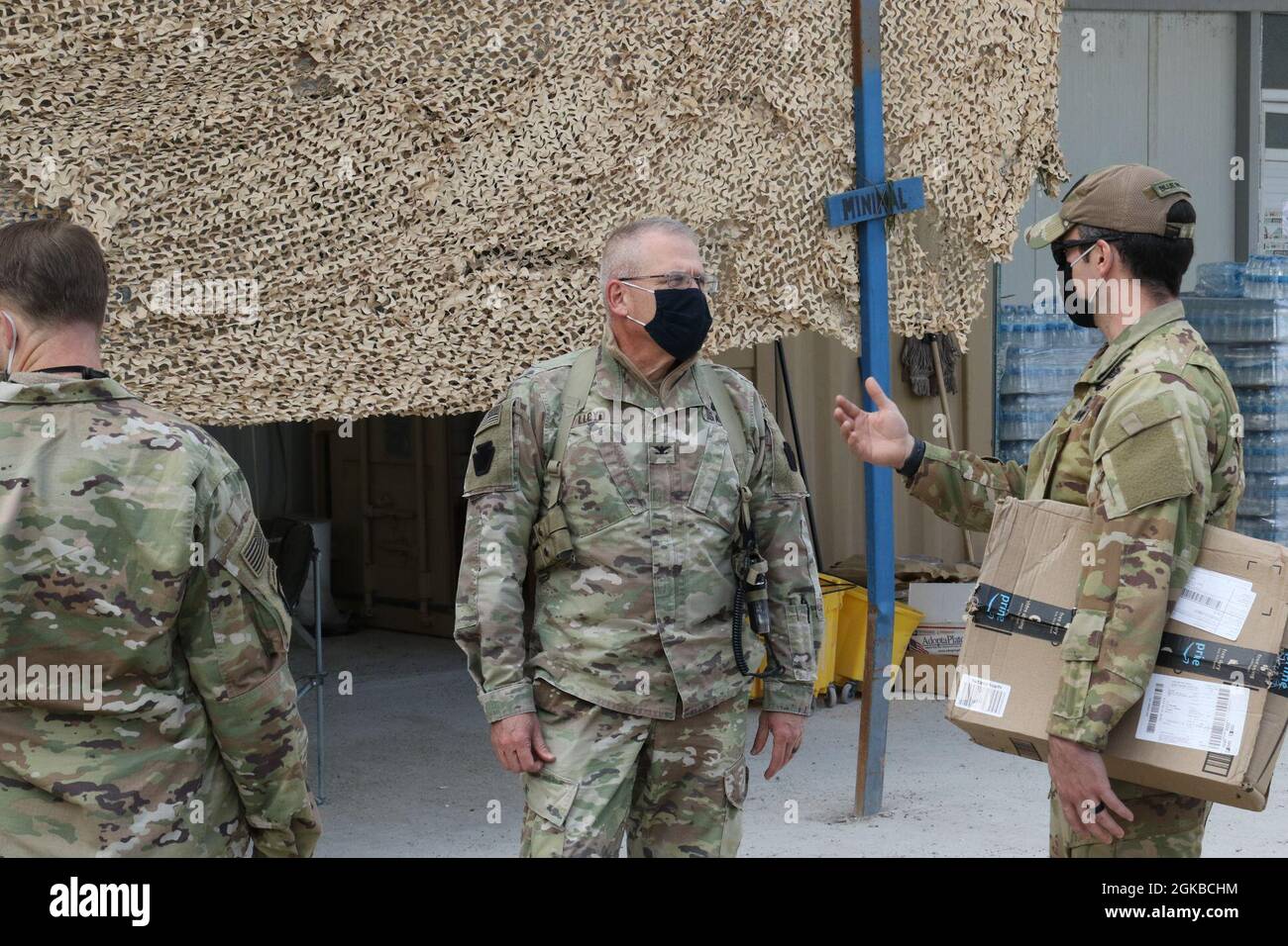 Howard Lloyd, comandante della 28a brigata dell'aviazione da combattimento, visita con i soldati in un avamposto remoto nell'area operativa del 28o ECAB in Medio Oriente. Foto Stock