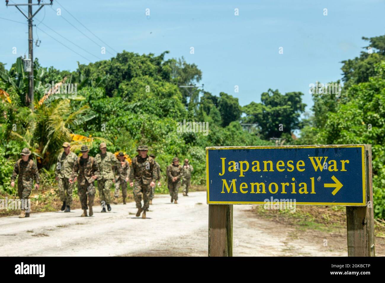 La Marina degli Stati Uniti e i marinai con la 31esima unità di spedizione Marina (MEU) camminano verso siti di battaglia storici sull'isola di Peleliu nella Repubblica di Palau, 3 marzo 2021. Il 31 MEU opera a bordo di navi dello Squadrone anfibio 11 nel 7° settore di attività della flotta per migliorare l'interoperabilità con alleati e partner e servire come forza di reazione pronta a difendere la pace e la stabilità nella regione Indo-Pacifico. Foto Stock