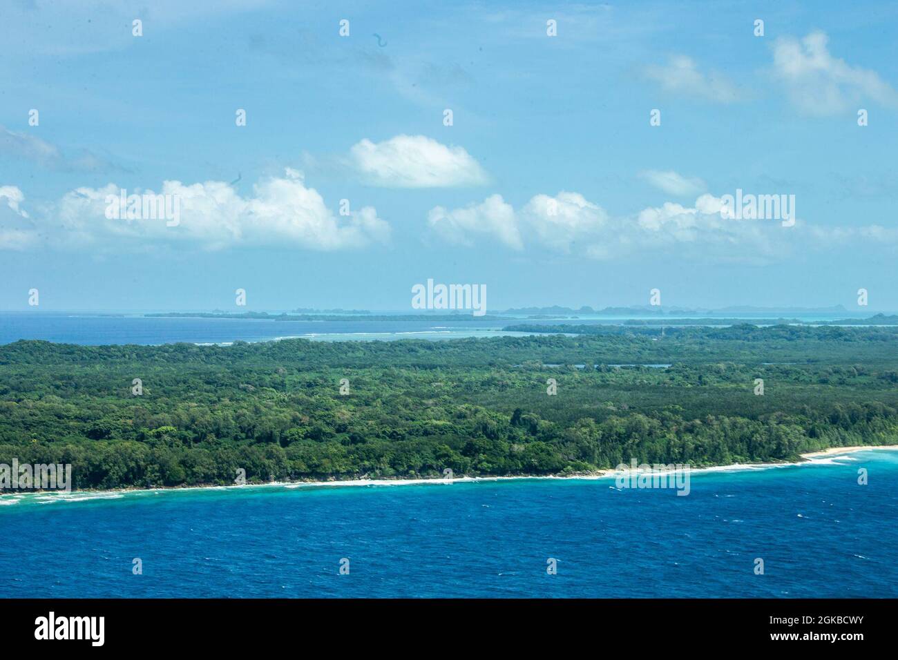 Fotografie aeree di Palau prese da un corpo Marino UH-1Y Huey con Marine Medium Tiltrotor Squadron 262 (rinforzato), 31 Marine Expeditionary Unit (MEU), nell'Oceano Pacifico, 3 marzo 2021. Il 31 MEU opera a bordo di navi dello Squadrone anfibio 11 nel 7° settore di attività della flotta per migliorare l'interoperabilità con alleati e partner e servire come forza di reazione pronta a difendere la pace e la stabilità nella regione Indo-Pacifico. Foto Stock