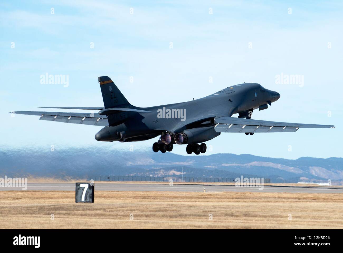 Un B-1B Lancer assegnato al 37th Bomb Squadron decollo da Ellsworth Air Force base, S.D., 3 marzo 2021. Circa 200 Ellsworth Airmen e diversi bombardieri B-1 partecipano alla bandiera rossa 21-2, uno dei più grandi esercizi di addestramento al combattimento dell'Air Force, alla Nellis AFB, Nevada, 8-19 marzo. Foto Stock