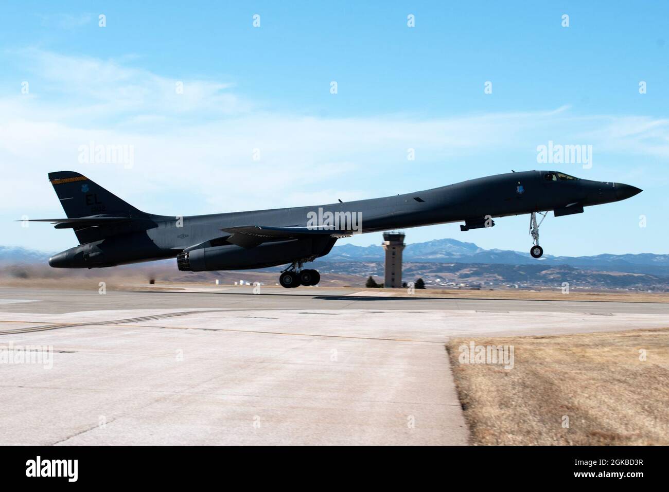 Un B-1B Lancer assegnato al 37th Bomb Squadron decollo da Ellsworth Air Force base, S.D., 3 marzo 2021. Circa 200 Ellsworth Airmen e diversi bombardieri B-1 partecipano alla bandiera rossa 21-2, a Nellis AFB, Nevada, 8-19 marzo. Questa iterazione della bandiera rossa ospiterà 2,500 partecipanti statunitensi e internazionali provenienti da una dozzina di stati, Singapore, Svezia e sette nazioni membri della NATO. Foto Stock