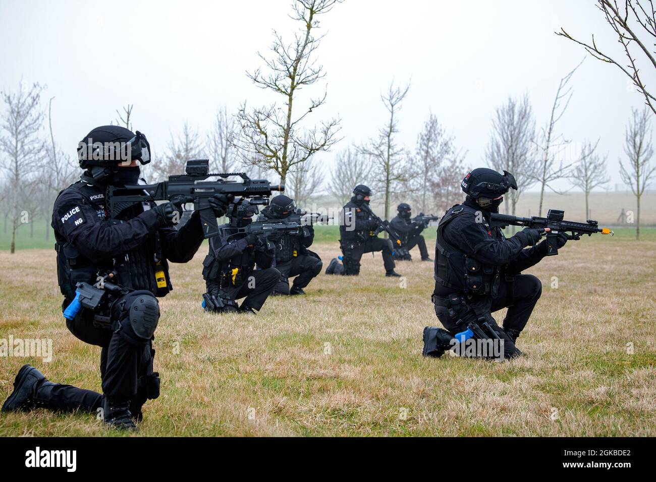 I poliziotti del Dipartimento di polizia del Northamptonshire svolgono un esercizio di formazione sul campo presso la RAF Croughton, Inghilterra, 3 marzo 2021. L'NHPD ha utilizzato il complesso di addestramento squadron delle forze di sicurezza 422d per rafforzare le loro tattiche e tecniche. Eventi come questo contribuiscono a rafforzare la partnership locale tra il 422d SFS e il NHPD. Foto Stock