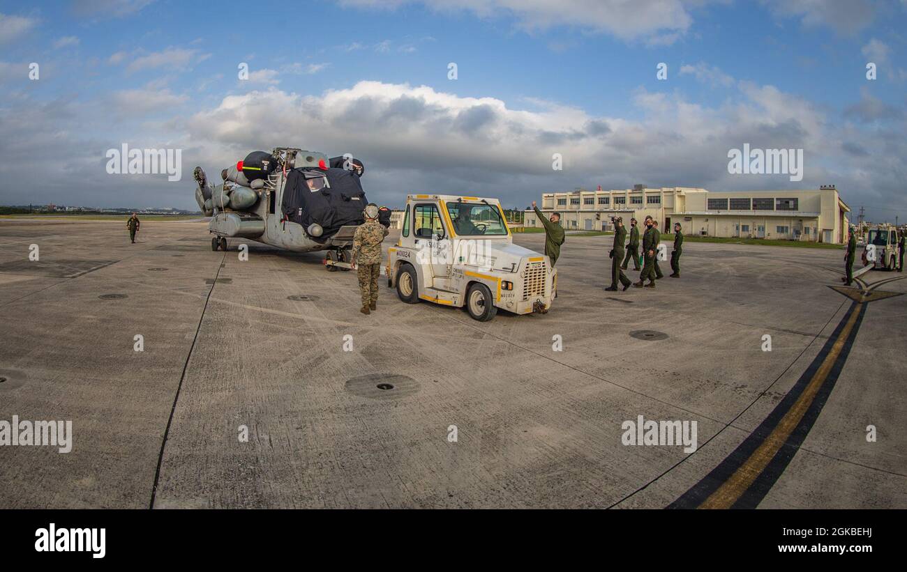 Marines USA con Marine Heavy Helicopter Squadron (HMH) 465 rimorchiano un elicottero CH-53E Super Stallion su MCAS Futenma, Okinawa, Giappone, 4 marzo 2021. Il CH-53E è stato trasferito dalle Hawaii a Okinawa in supporto di Force Design 2030. Foto Stock